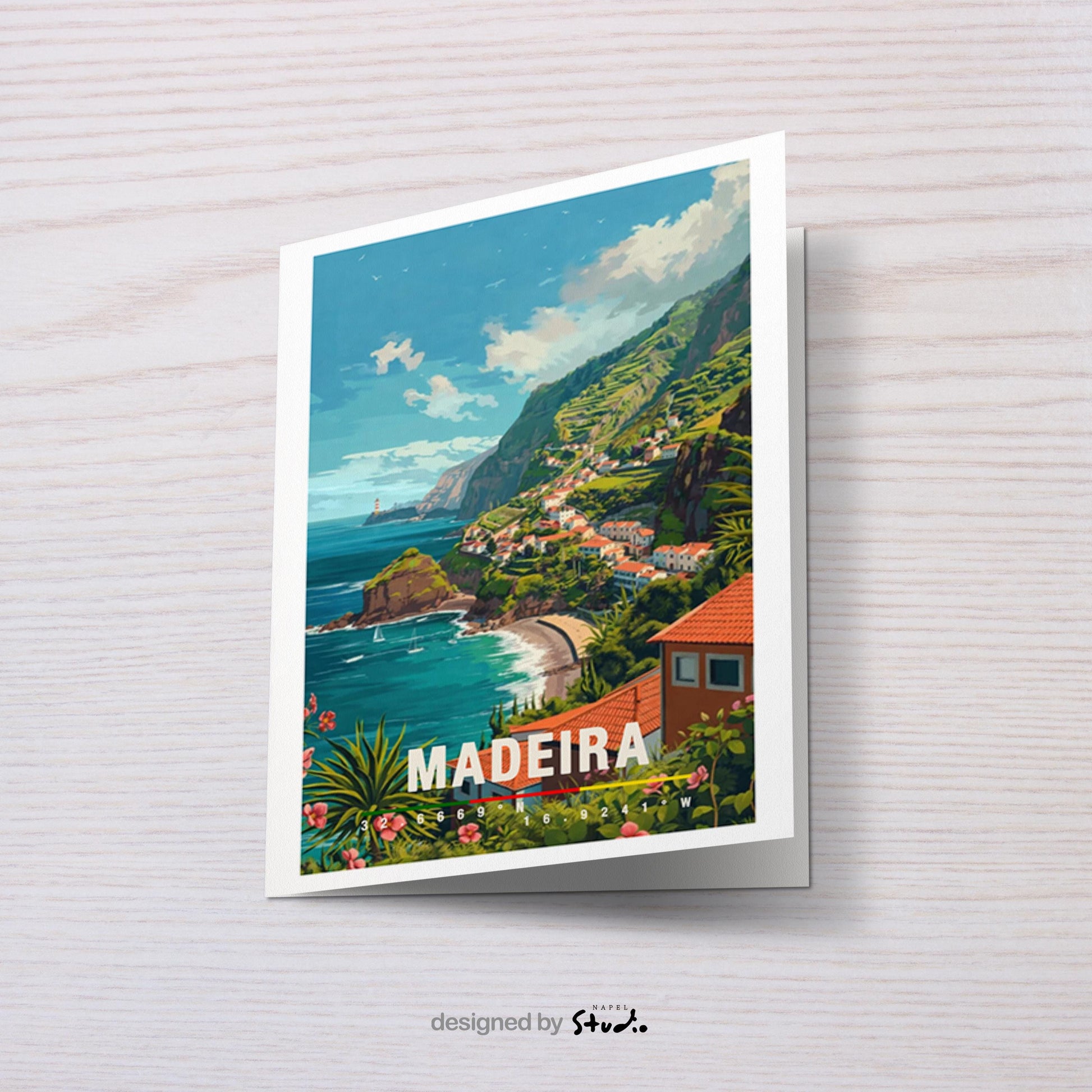 Detailreiche Illustration der Insel Madeira mit steiler grüner Küste, terrassierten Häusern und Blick auf den Atlantik. Die Farben sind lebendig und zeigen die natürliche Schönheit der portugiesischen Insel. Perfekt als Grußkarte für Naturfreunde, Reisen oder Urlaubserinnerungen.