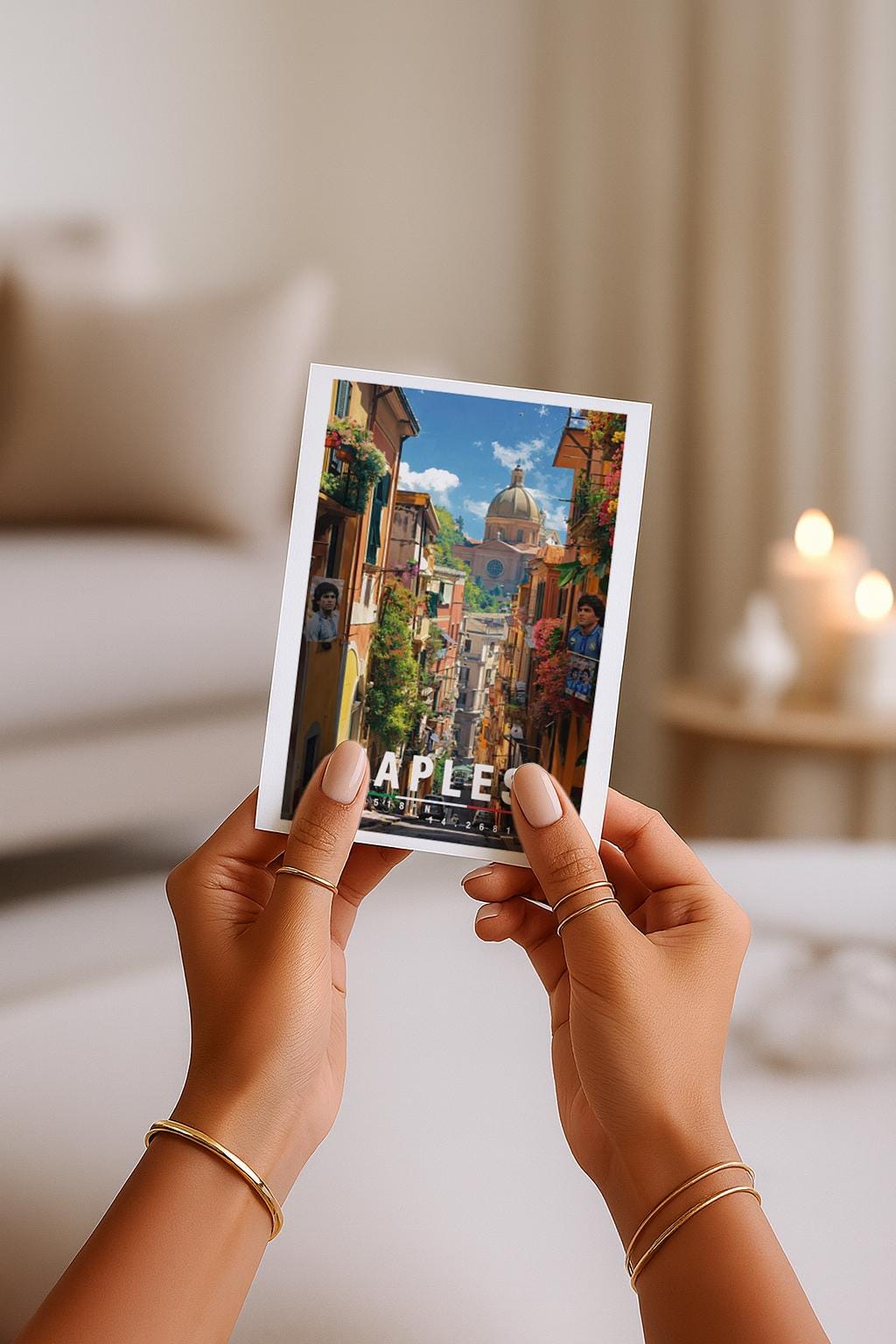 Detailreiche Illustration einer Straße in Neapel mit historischen Häusern, Pflanzen und Blick auf eine Kuppel im Hintergrund. Die Szene vermittelt süditalienisches Lebensgefühl, Wärme und urbanen Charme.