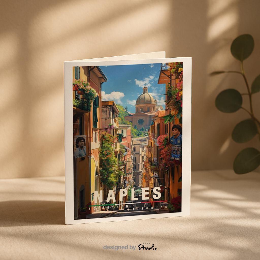 Detailreiche Illustration einer Straße in Neapel mit historischen Häusern, Pflanzen und Blick auf eine Kuppel im Hintergrund. Die Szene vermittelt süditalienisches Lebensgefühl, Wärme und urbanen Charme.