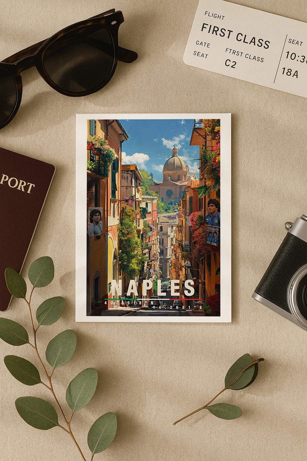 Detailreiche Illustration einer Straße in Neapel mit historischen Häusern, Pflanzen und Blick auf eine Kuppel im Hintergrund. Die Szene vermittelt süditalienisches Lebensgefühl, Wärme und urbanen Charme.