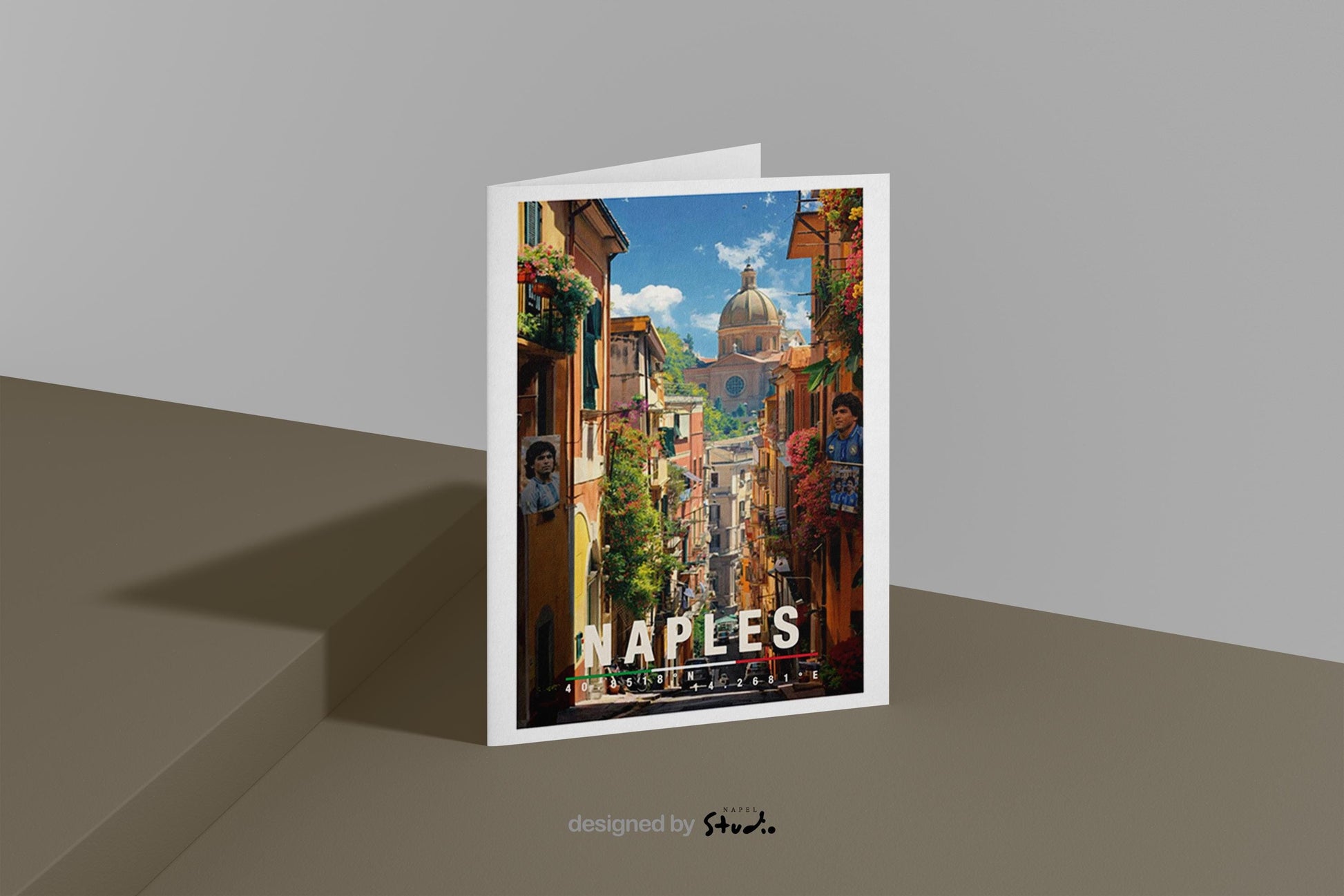 Detailreiche Illustration einer Straße in Neapel mit historischen Häusern, Pflanzen und Blick auf eine Kuppel im Hintergrund. Die Szene vermittelt süditalienisches Lebensgefühl, Wärme und urbanen Charme.