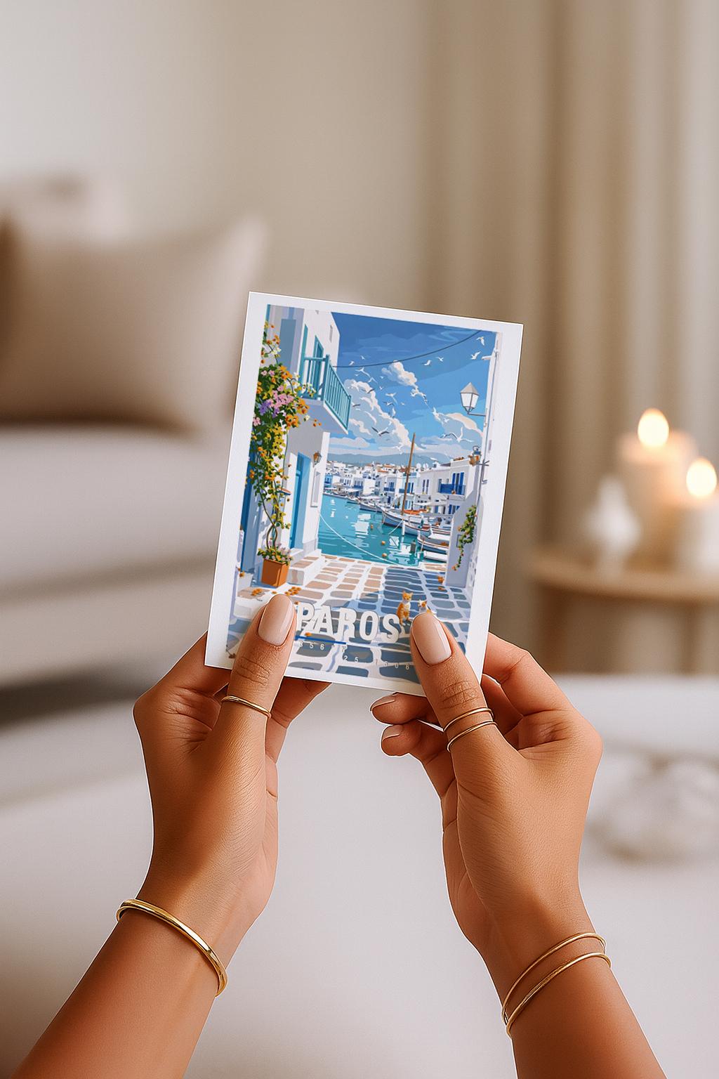 Illustration einer typischen Gasse auf Paros mit weißen Häusern, blauen Akzenten und Blick auf den Hafen mit Booten. Die Szene ist hell, ruhig und sommerlich und vermittelt klassisches Griechenland-Inselflair.