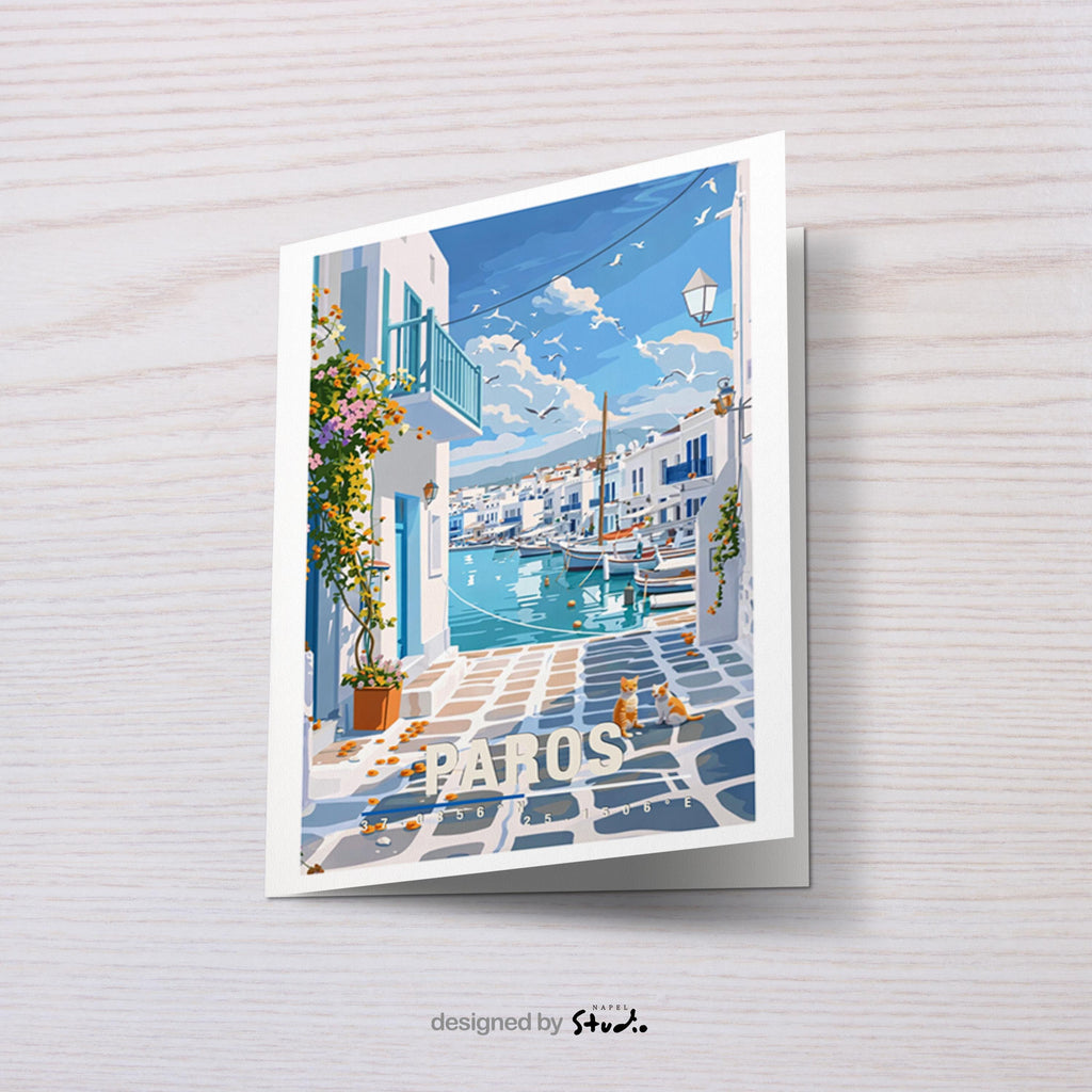 Illustration einer typischen Gasse auf Paros mit weißen Häusern, blauen Akzenten und Blick auf den Hafen mit Booten. Die Szene ist hell, ruhig und sommerlich und vermittelt klassisches Griechenland-Inselflair.