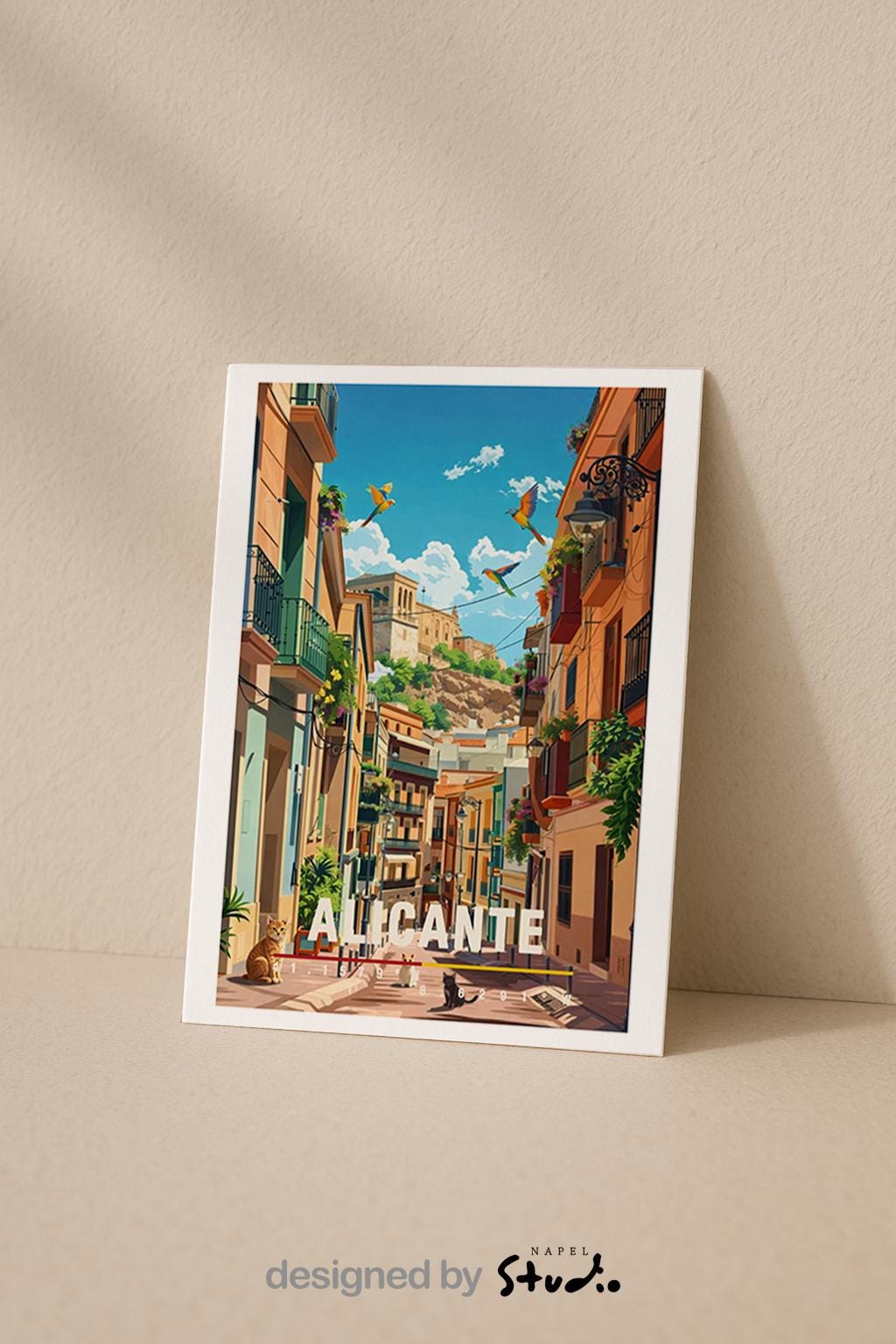 Illustration einer charmanten Altstadtgasse in Alicante mit bunten Fassaden, Balkonen und mediterranem Licht. Die Szene wirkt warm, lebendig und einladend und zeigt das typische Flair der spanischen Küstenstadt.
