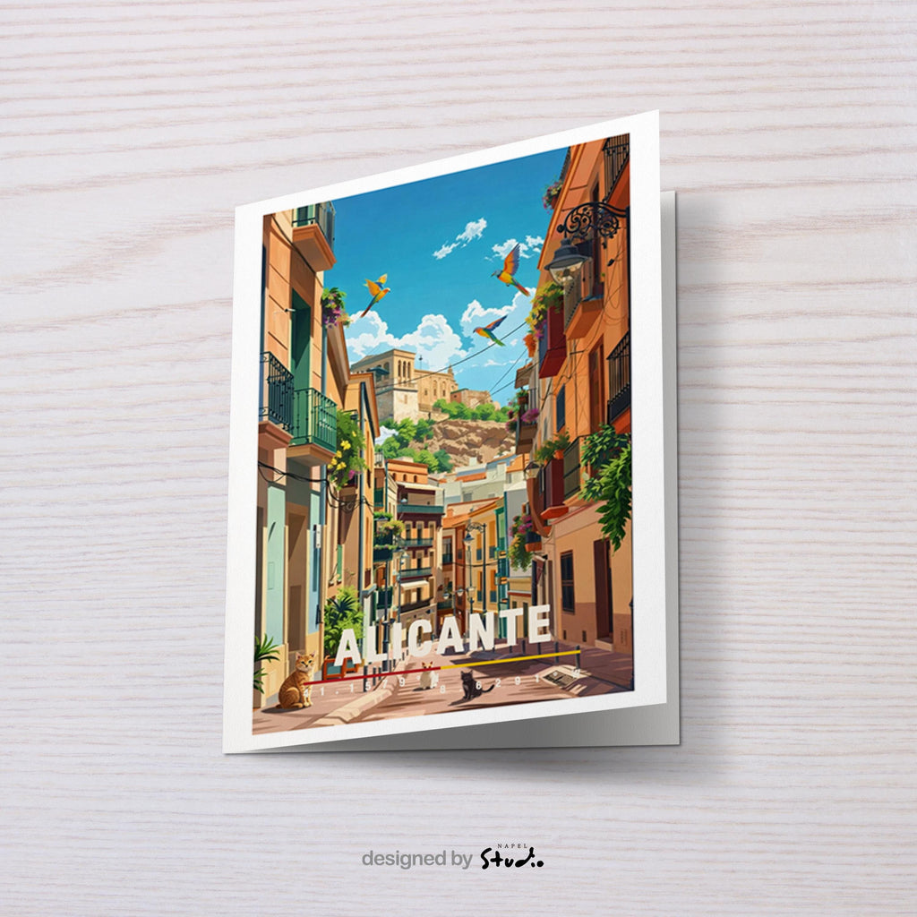 Illustration einer charmanten Altstadtgasse in Alicante mit bunten Fassaden, Balkonen und mediterranem Licht. Die Szene wirkt warm, lebendig und einladend und zeigt das typische Flair der spanischen Küstenstadt.