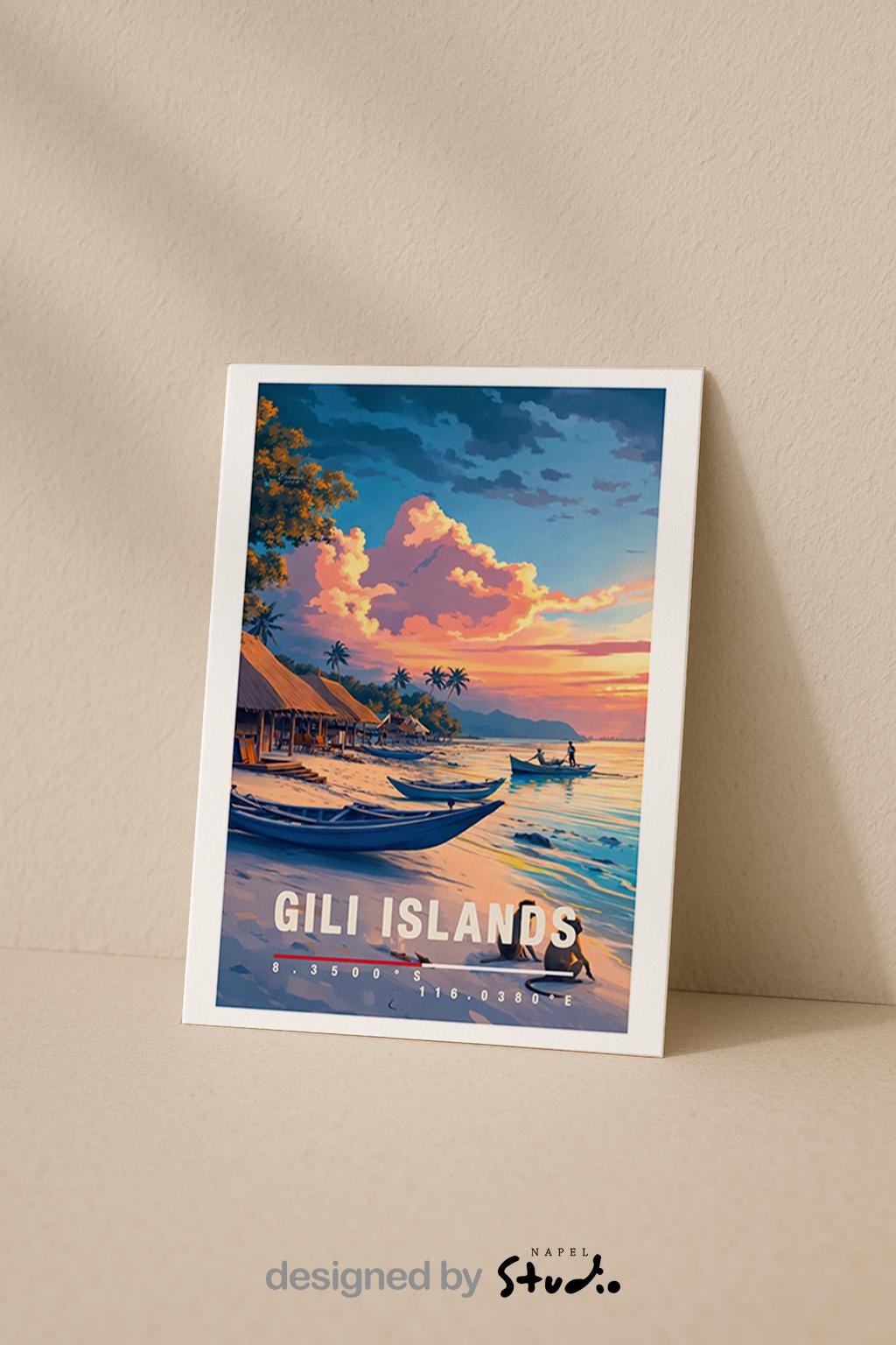 Illustration eines tropischen Strandes auf den Gili Islands mit Booten im Sand, Palmen und warmem Sonnenuntergang. Die Szene wirkt ruhig, exotisch und entspannend und vermittelt pures Insel-Feeling.