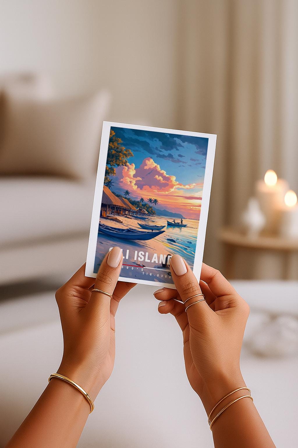 Illustration eines tropischen Strandes auf den Gili Islands mit Booten im Sand, Palmen und warmem Sonnenuntergang. Die Szene wirkt ruhig, exotisch und entspannend und vermittelt pures Insel-Feeling.