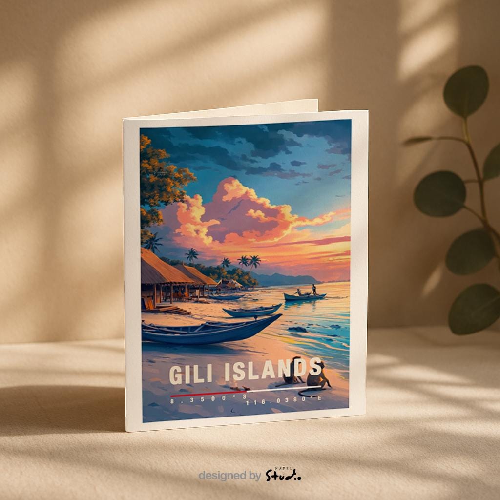 Illustration eines tropischen Strandes auf den Gili Islands mit Booten im Sand, Palmen und warmem Sonnenuntergang. Die Szene wirkt ruhig, exotisch und entspannend und vermittelt pures Insel-Feeling.