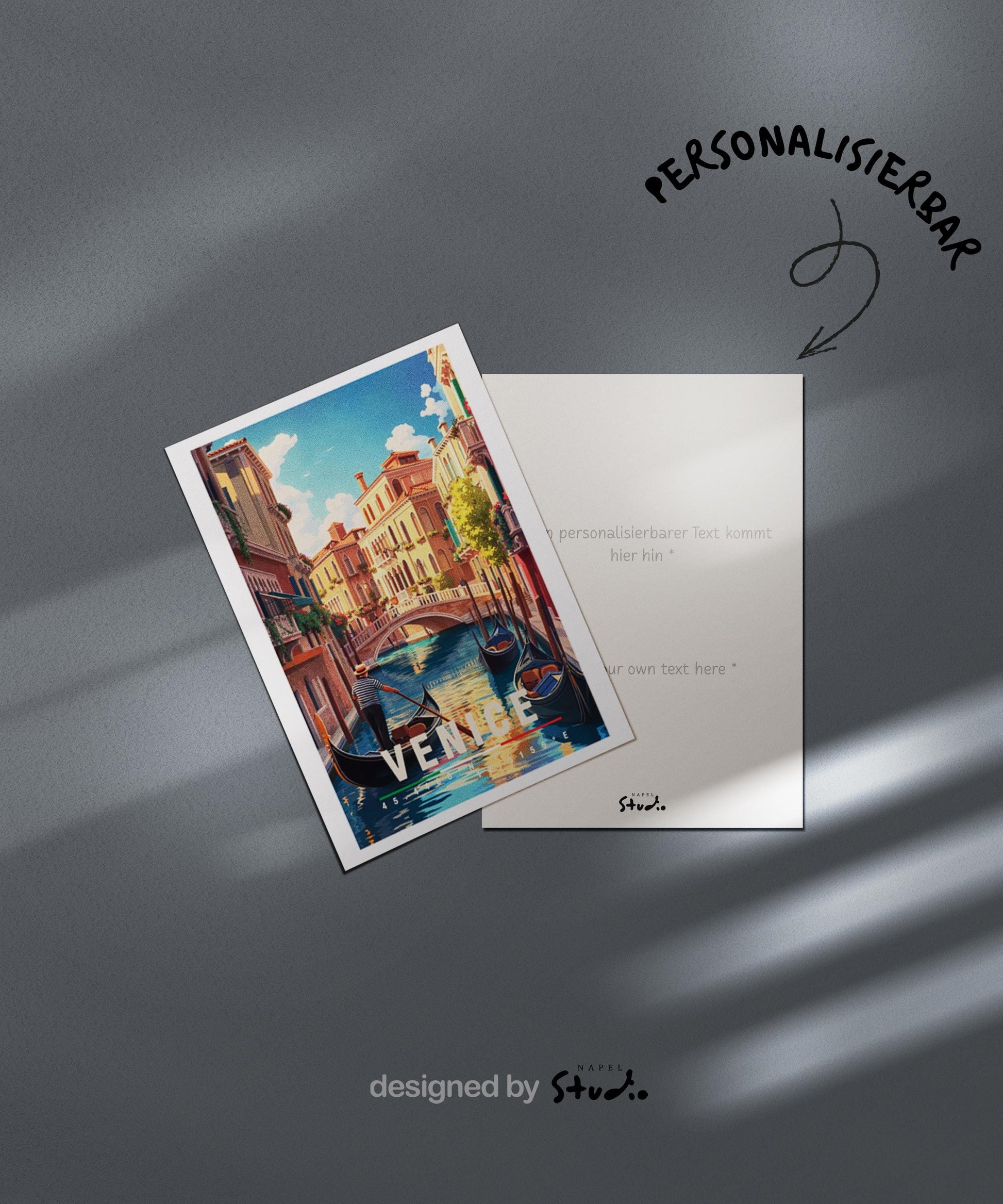 Illustration von Venedig mit Gondeln auf einem ruhigen Kanal, historischer Architektur und Brücke. Die Szene wirkt romantisch, warm und klassisch italienisch.