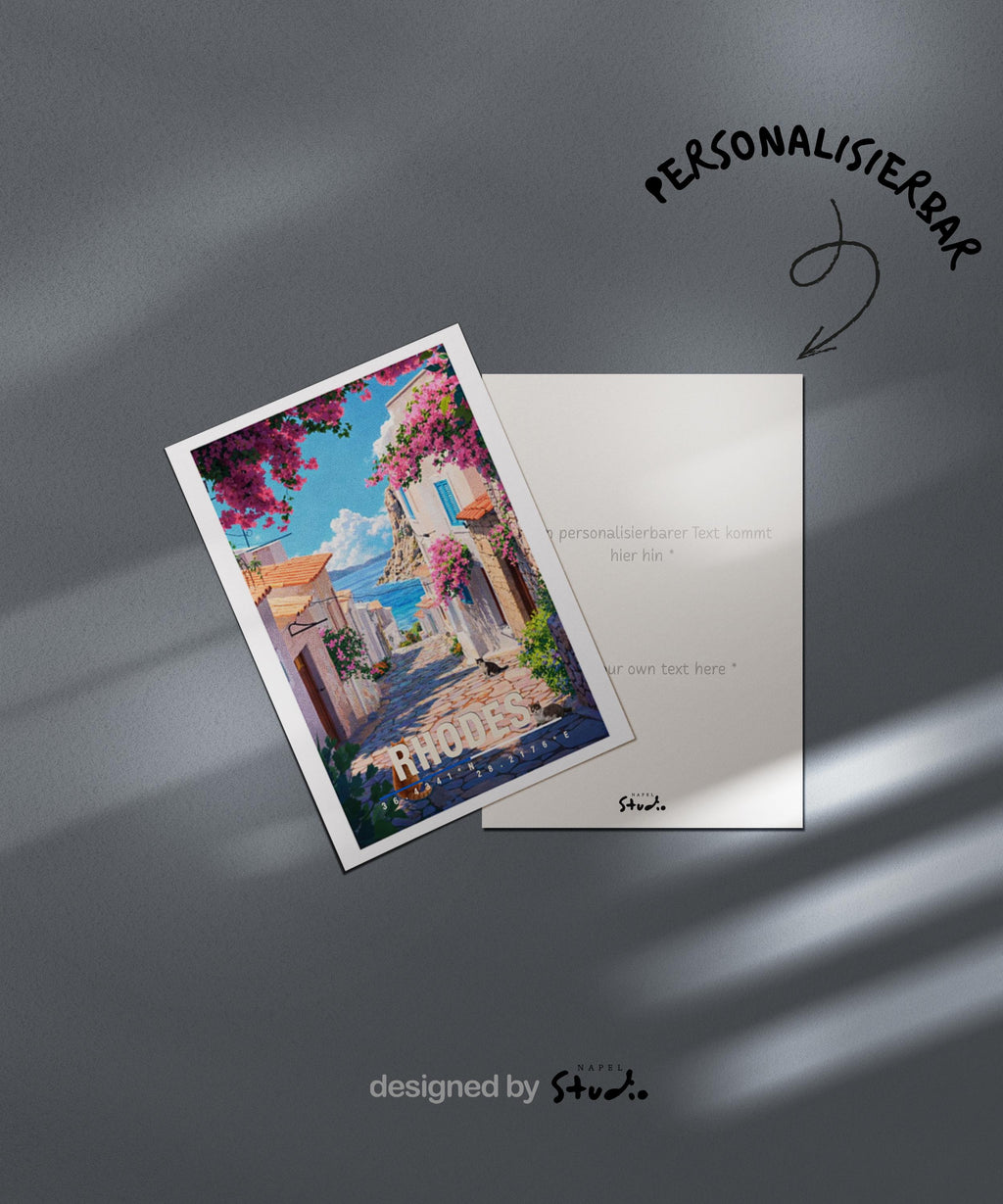 Mediterrane Illustration von Rhodos mit weißer Altstadtgasse, bunten Blumen, Katze und Blick auf das blaue Meer. Die Szene wirkt sonnig, ruhig und typisch griechisch.