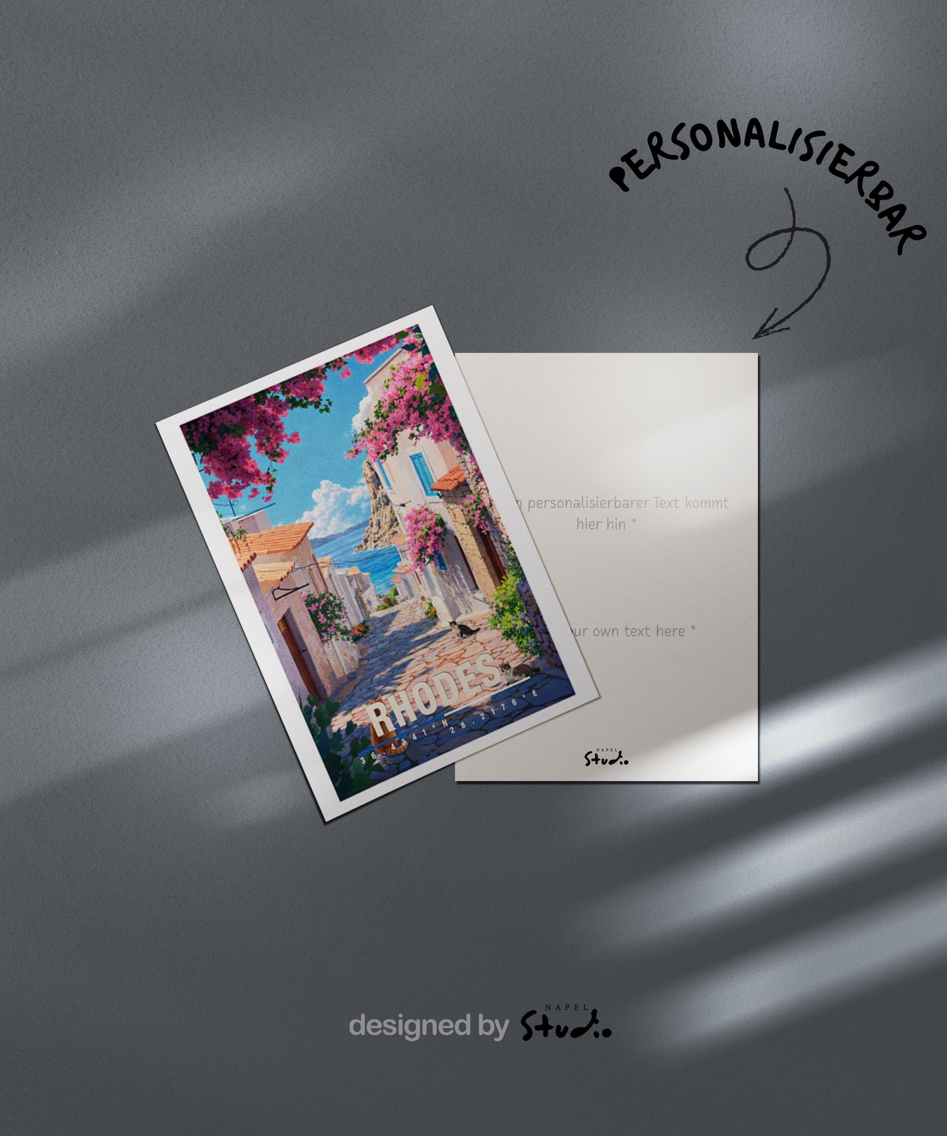 Mediterrane Illustration von Rhodos mit weißer Altstadtgasse, bunten Blumen, Katze und Blick auf das blaue Meer. Die Szene wirkt sonnig, ruhig und typisch griechisch.