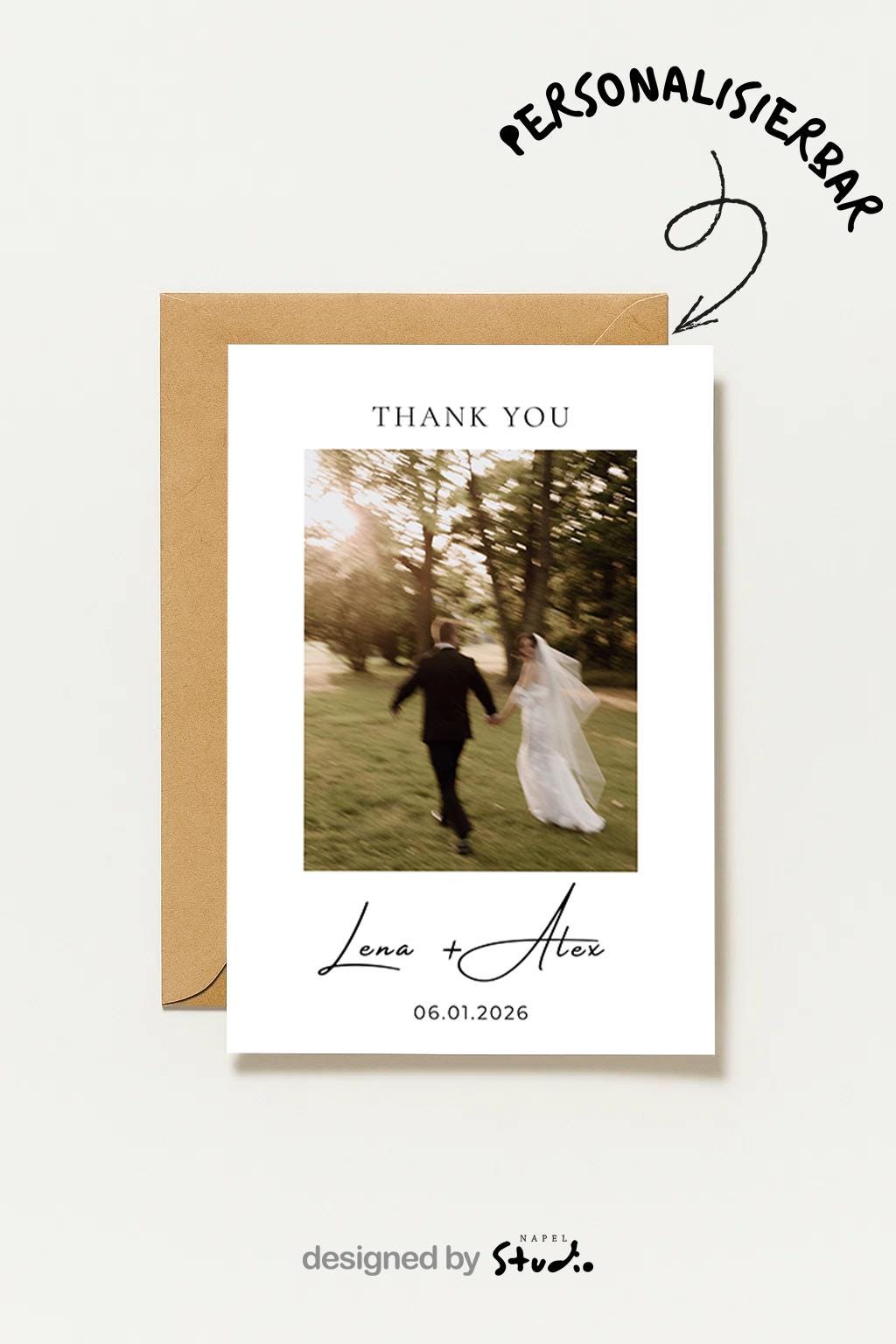 Personalisierte Hochzeits-Dankeskarte im minimalistischen Design mit Hochzeitsfoto eines Brautpaares, das Hand in Hand durch einen Park läuft. Über dem Foto steht „Thank You“, darunter die handschriftlichen Namen Lena + Alex sowie das Hochzeitsdatum. Moderne, elegante Hochzeitspapeterie in neutralen Farben, ideal als Dankeskarte nach der Hochzeit.