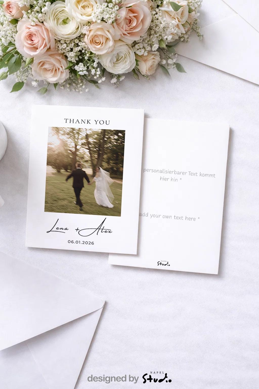 Personalisierte Hochzeits-Dankeskarte im minimalistischen Design mit Hochzeitsfoto eines Brautpaares, das Hand in Hand durch einen Park läuft. Über dem Foto steht „Thank You“, darunter die handschriftlichen Namen Lena + Alex sowie das Hochzeitsdatum. Moderne, elegante Hochzeitspapeterie in neutralen Farben, ideal als Dankeskarte nach der Hochzeit.