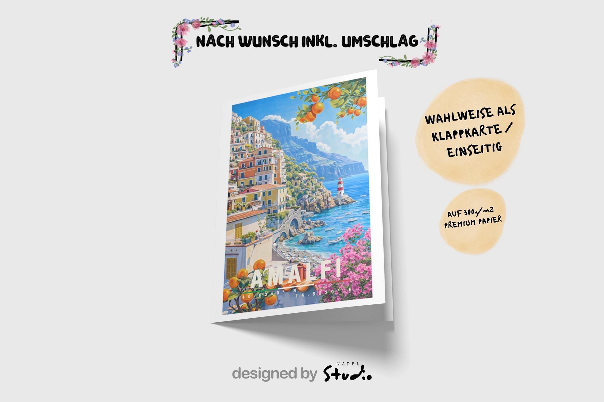 Illustration der Amalfiküste mit bunten Häusern, Zitronenbäumen, Meerblick und Leuchtturm. Die Szene wirkt lebendig, mediterran und vermittelt italienisches Dolce-Vita-Gefühl.