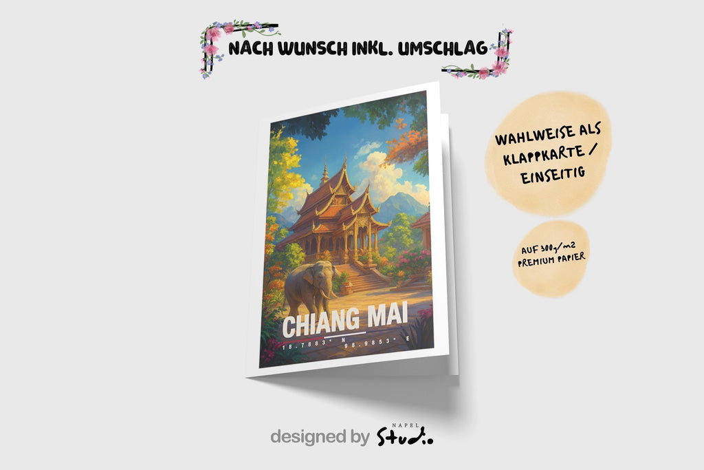 A6-Grußkarte mit Chiang-Mai-Illustration: Traditioneller thailändischer Tempel mit goldenen Dächern, umgeben von üppiger Natur. Ein Elefant steht im Vordergrund, im Hintergrund Berge und Himmel. Warme Farben und moderner Travel-Poster-Stil, ideal als Reise- oder Souvenirkarte für Thailand- und Asien-Liebhaber.