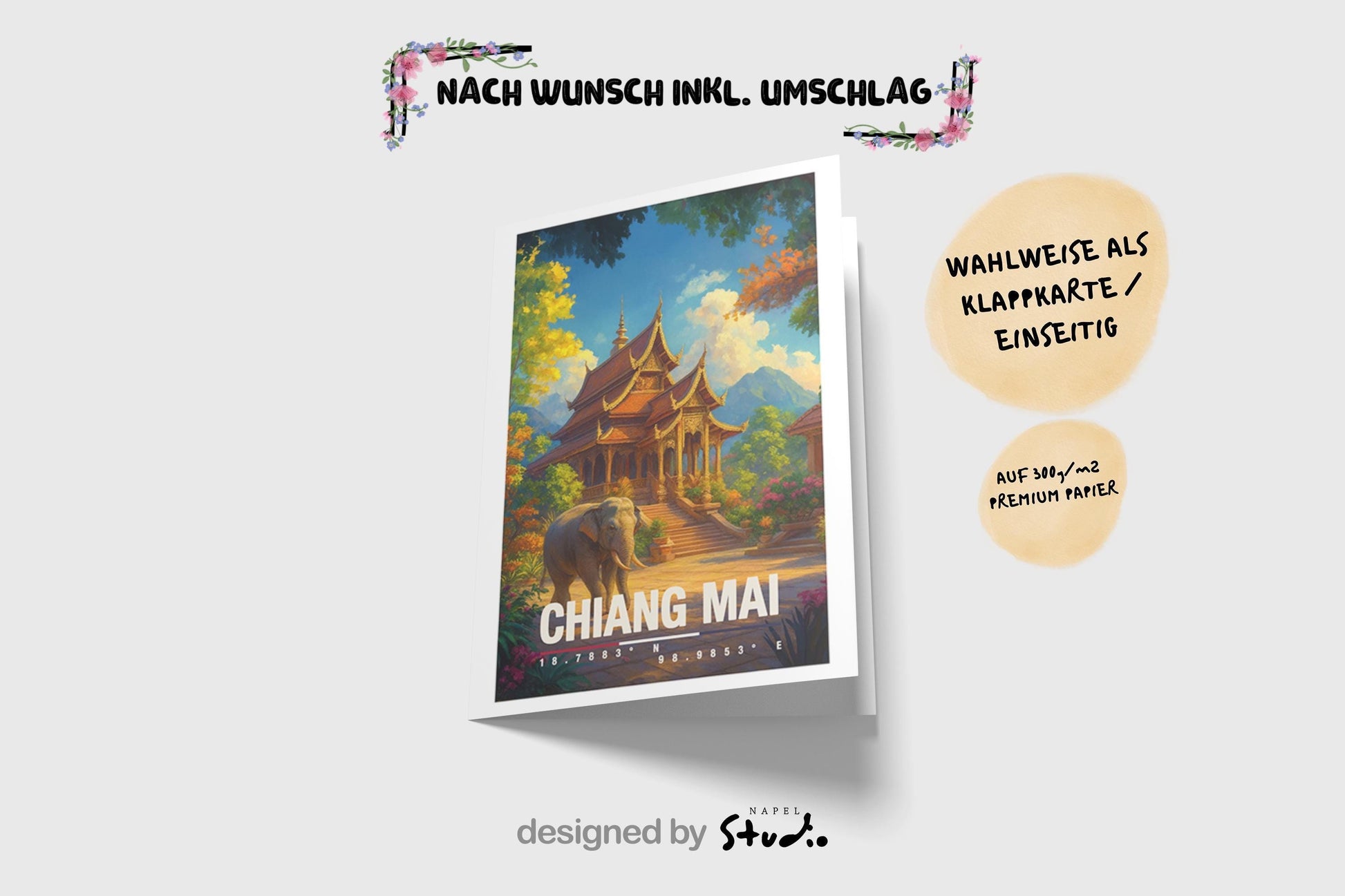 A6-Grußkarte mit Chiang-Mai-Illustration: Traditioneller thailändischer Tempel mit goldenen Dächern, umgeben von üppiger Natur. Ein Elefant steht im Vordergrund, im Hintergrund Berge und Himmel. Warme Farben und moderner Travel-Poster-Stil, ideal als Reise- oder Souvenirkarte für Thailand- und Asien-Liebhaber.