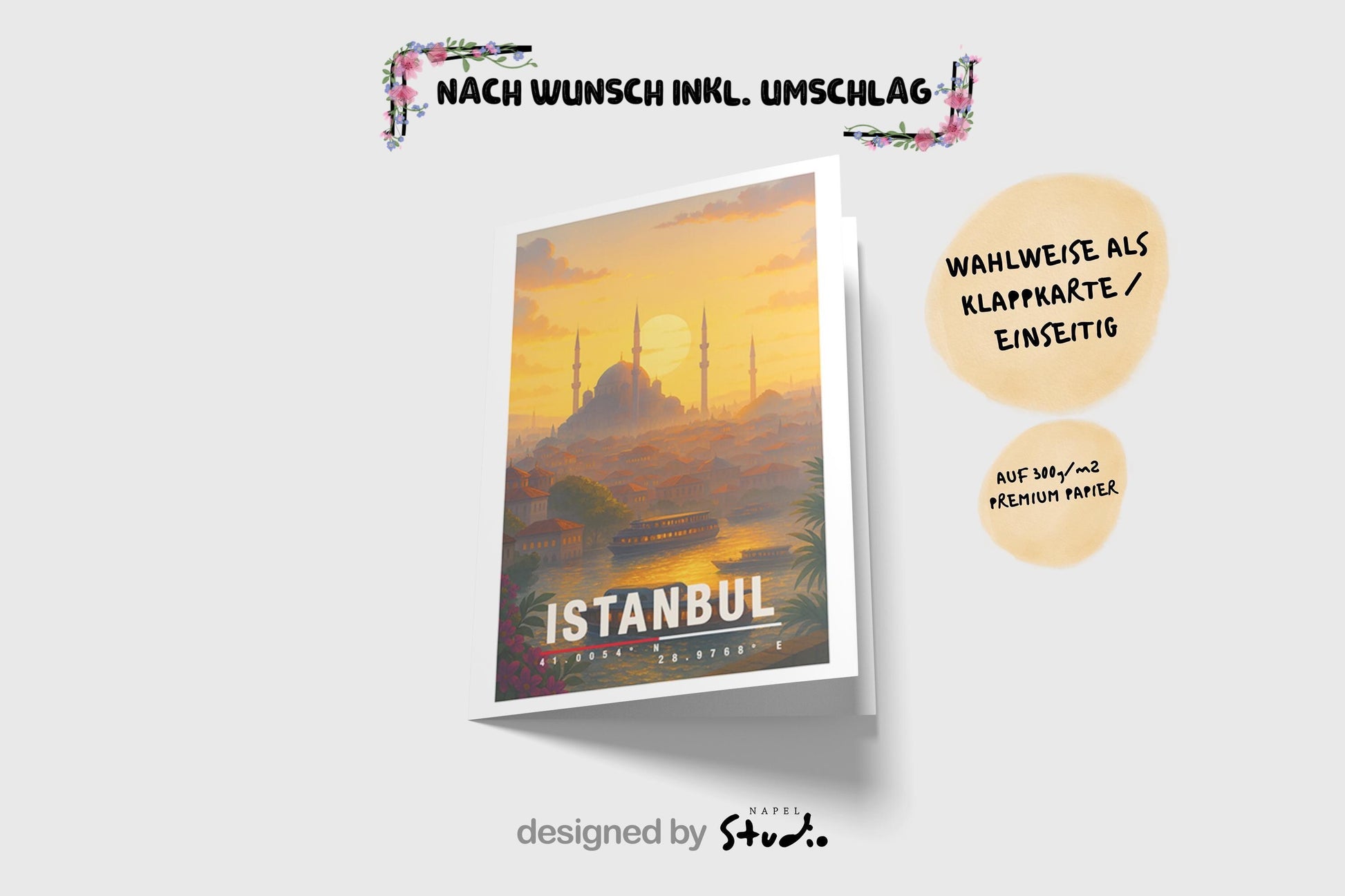 A6 Grußkarte mit Istanbul-Illustration bei warmem Sonnenuntergang. Im Vordergrund Wasser mit Booten, dahinter Häuser und die Silhouette einer großen Moschee mit Minaretten. Unten steht „Istanbul“ mit Koordinaten. Stimmungsvolle Reisekarte als Geschenk für Türkei-Fans.