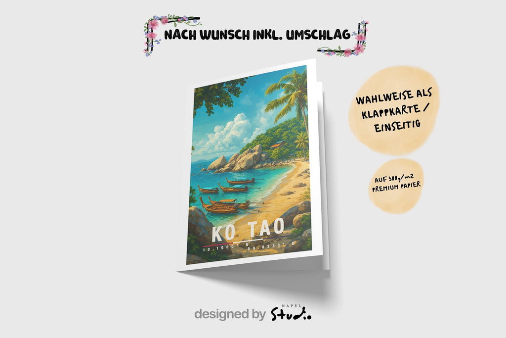 A6-Grußkarte mit Koh-Tao-Illustration: Tropischer Sandstrand mit türkisblauem Meer, mehreren traditionellen Longtail-Booten und Felsen am Ufer. Palmen und üppige Vegetation umrahmen die Szene, im Hintergrund ein grüner Hügel unter blauem Himmel mit Wolken. Leuchtende Farben im modernen Travel-Poster-Stil, ideal als Reise- oder Souvenirkarte für Thailand- und Insel-Liebhaber.