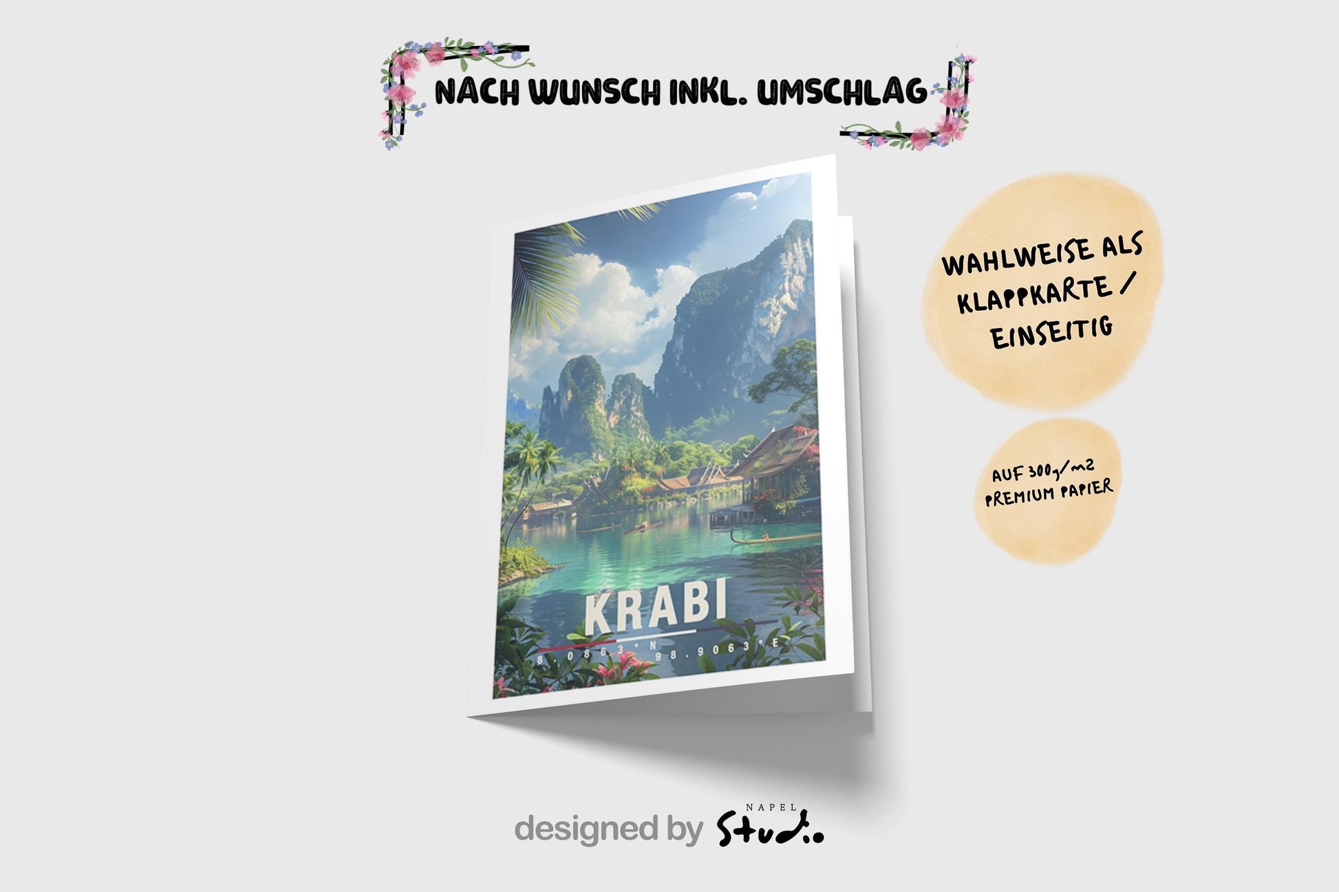 A6-Grußkarte mit Krabi-Illustration: Ruhige Lagune mit türkisgrünem Wasser, traditionellen Booten und Holzbungalows am Ufer. Umgeben von dichter tropischer Vegetation und hohen Kalksteinfelsen unter blauem Himmel mit Wolken. Leuchtende Farben und moderner Travel-Poster-Stil, ideal als Reise- oder Souvenirkarte für Thailand- und Natur-Liebhaber.