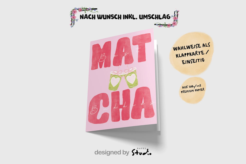 A6 Grußkarte mit rosa Hintergrund und großem roten Typografie-Text „MATCHA“. Dazwischen steht in feiner Handschrift „Best Buddies“. In der Mitte zwei gezeichnete Matcha-Becher mit Herzen, die anstoßen. Süßes, modernes Design ideal für Freundschaft, Geschenke und Matcha-Fans.