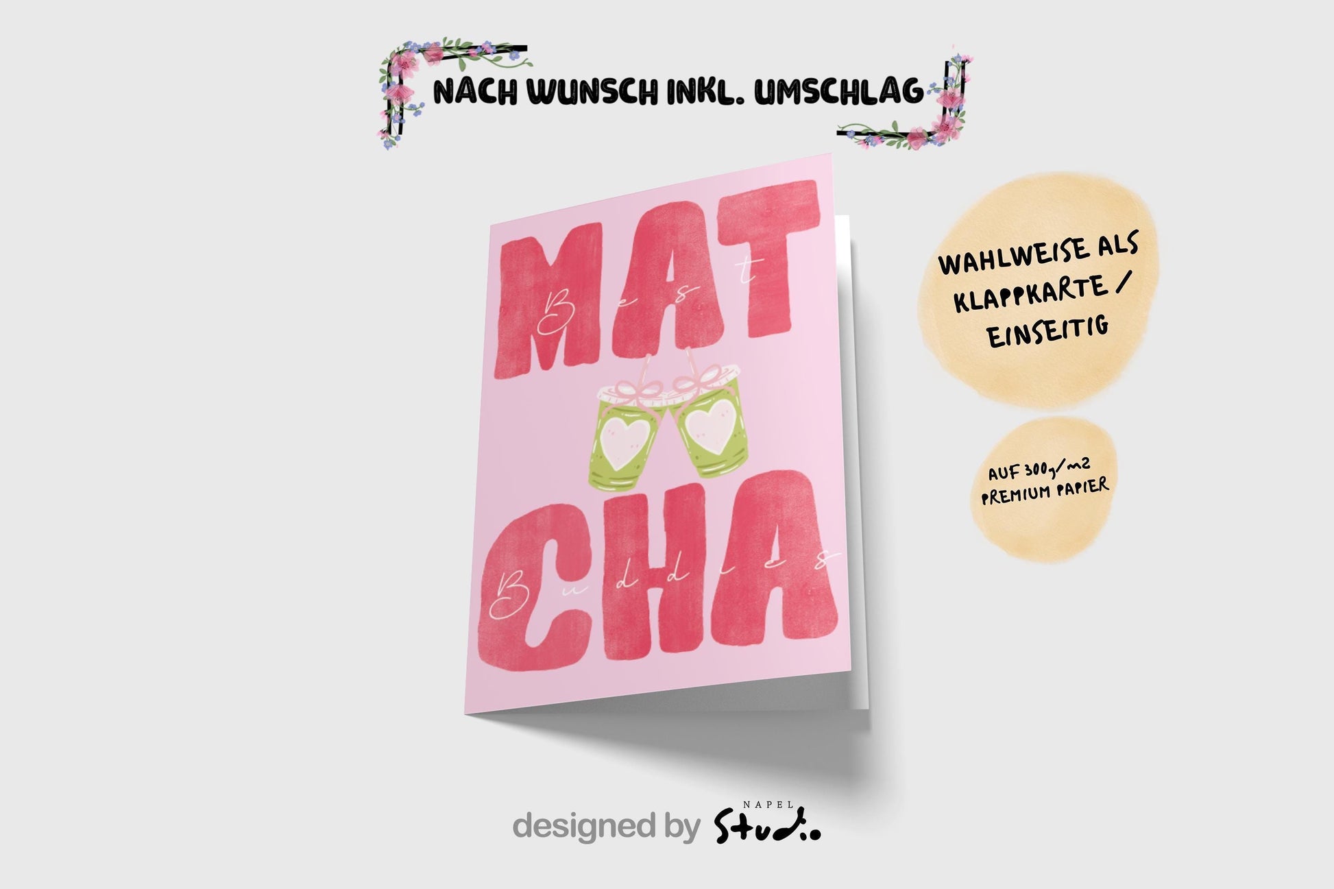A6 Grußkarte mit rosa Hintergrund und großem roten Typografie-Text „MATCHA“. Dazwischen steht in feiner Handschrift „Best Buddies“. In der Mitte zwei gezeichnete Matcha-Becher mit Herzen, die anstoßen. Süßes, modernes Design ideal für Freundschaft, Geschenke und Matcha-Fans.