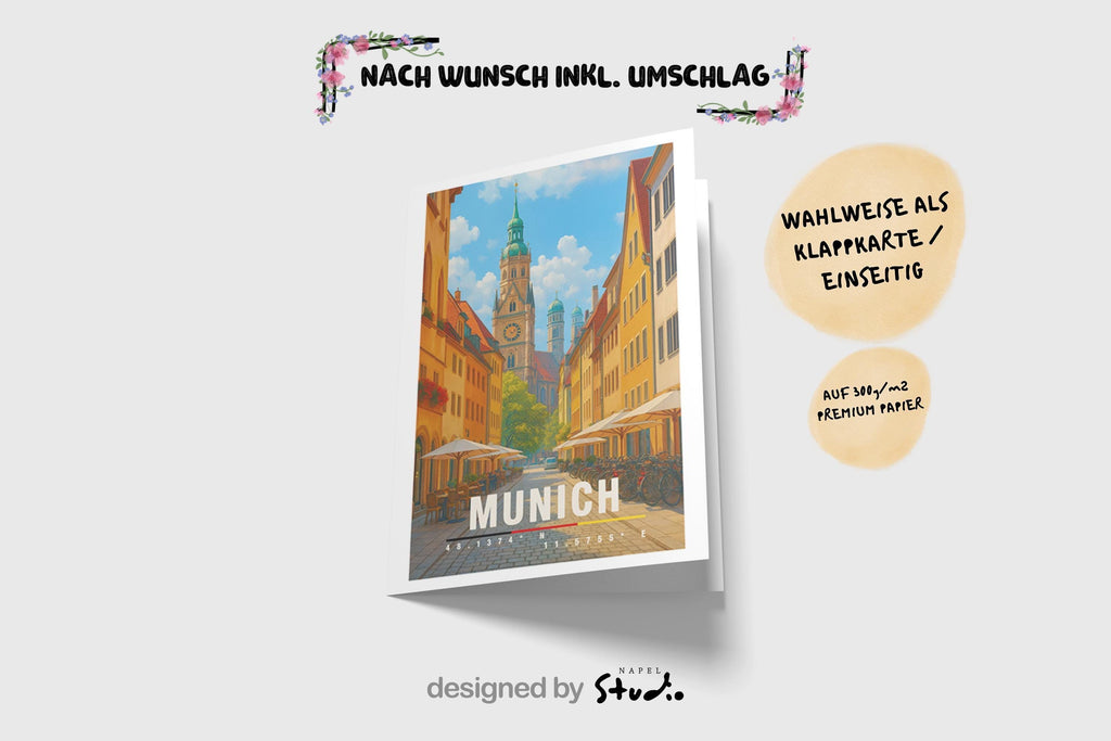 A6-Grußkarte mit München-Illustration: Blick durch eine gemütliche Altstadtstraße mit Cafés und Fahrrädern auf historische Türme und Dächer. Warme Farben, klare Linien und moderner Travel-Poster-Stil. Ideal als Reise- oder Souvenirkarte für München- und Bayern-Liebhaber.