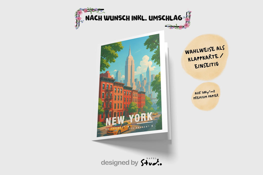 A6-Grußkarte mit New-York-Motiv: Rote Brownstone-Häuser, gelbe Taxis, grüne Bäume und die Skyline mit Empire State Building im Hintergrund. Moderne, farbenfrohe Illustration im Travel-Poster-Look, ideal als Reisekarte oder Geschenk.