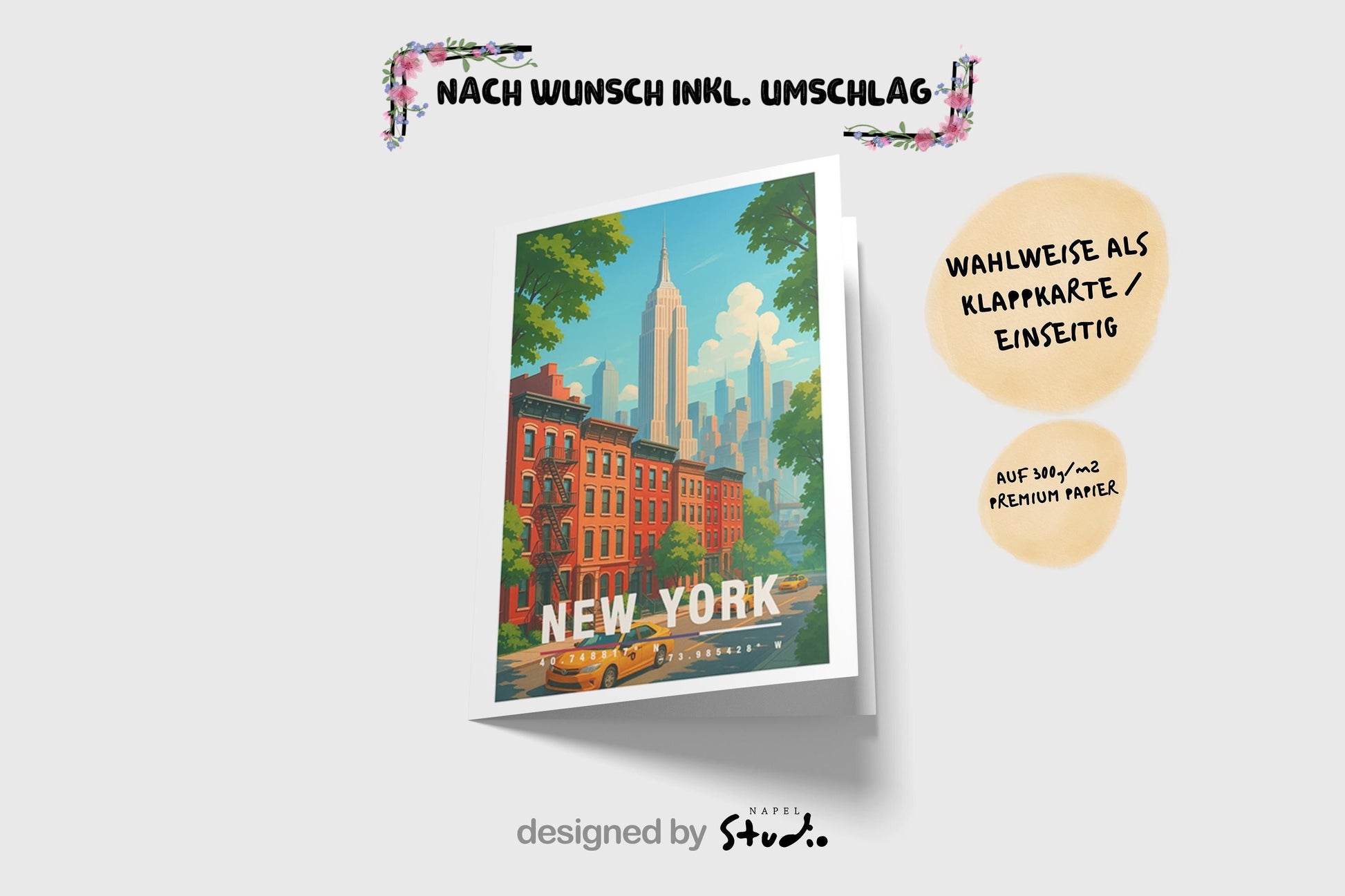 A6-Grußkarte mit New-York-Motiv: Rote Brownstone-Häuser, gelbe Taxis, grüne Bäume und die Skyline mit Empire State Building im Hintergrund. Moderne, farbenfrohe Illustration im Travel-Poster-Look, ideal als Reisekarte oder Geschenk.
