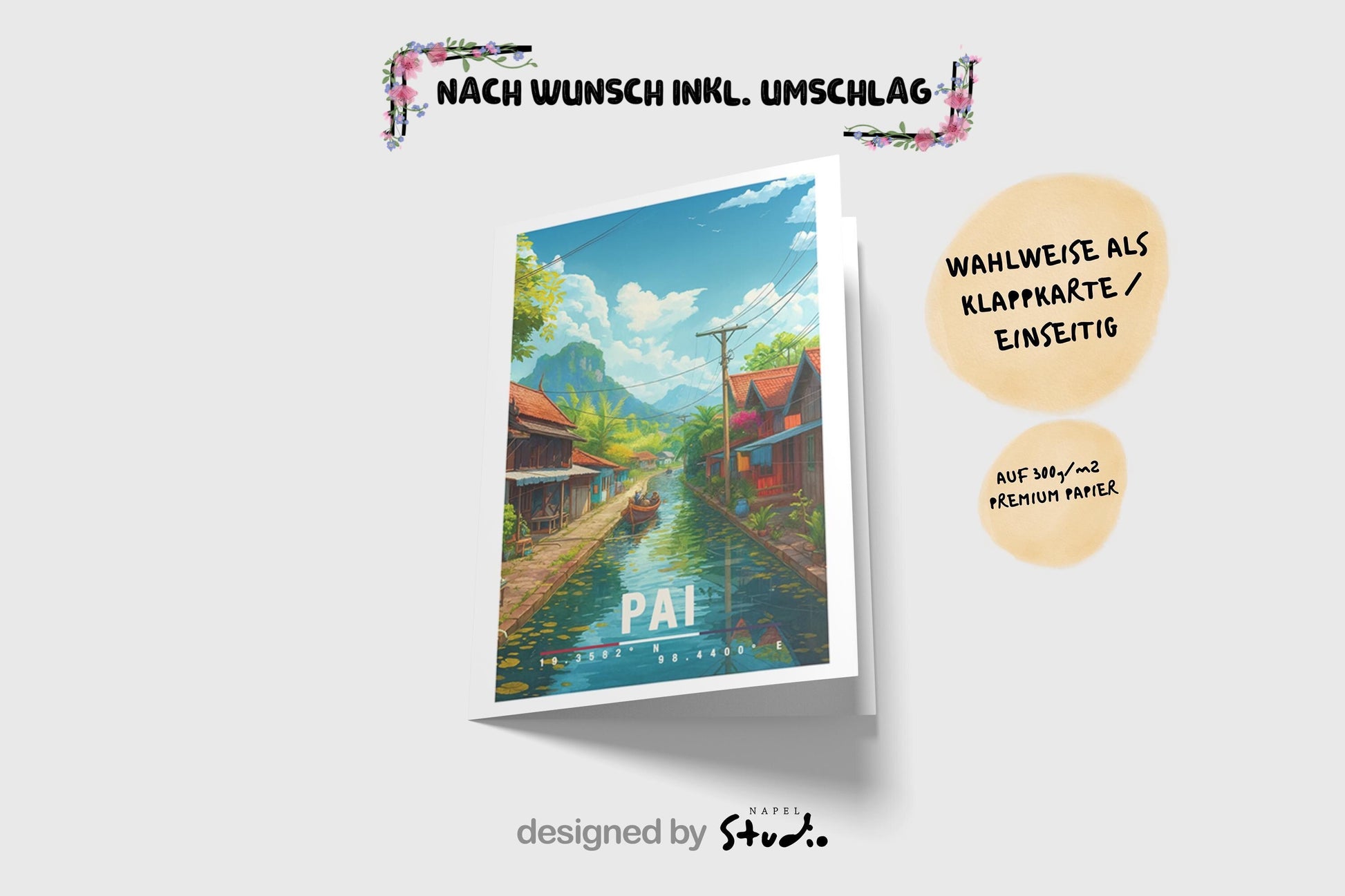 A6-Grußkarte mit Pai-Illustration: Ein ruhiger Fluss zieht sich durch ein thailändisches Dorf mit traditionellen Holzhäusern, Booten und üppiger tropischer Vegetation. Palmen, Berge und ein blauer Himmel mit Wolken rahmen die Szene ein. Sanfte Farben und moderner Travel-Poster-Stil vermitteln Ruhe, Naturverbundenheit und das entspannte Lebensgefühl von Pai in Thailand.