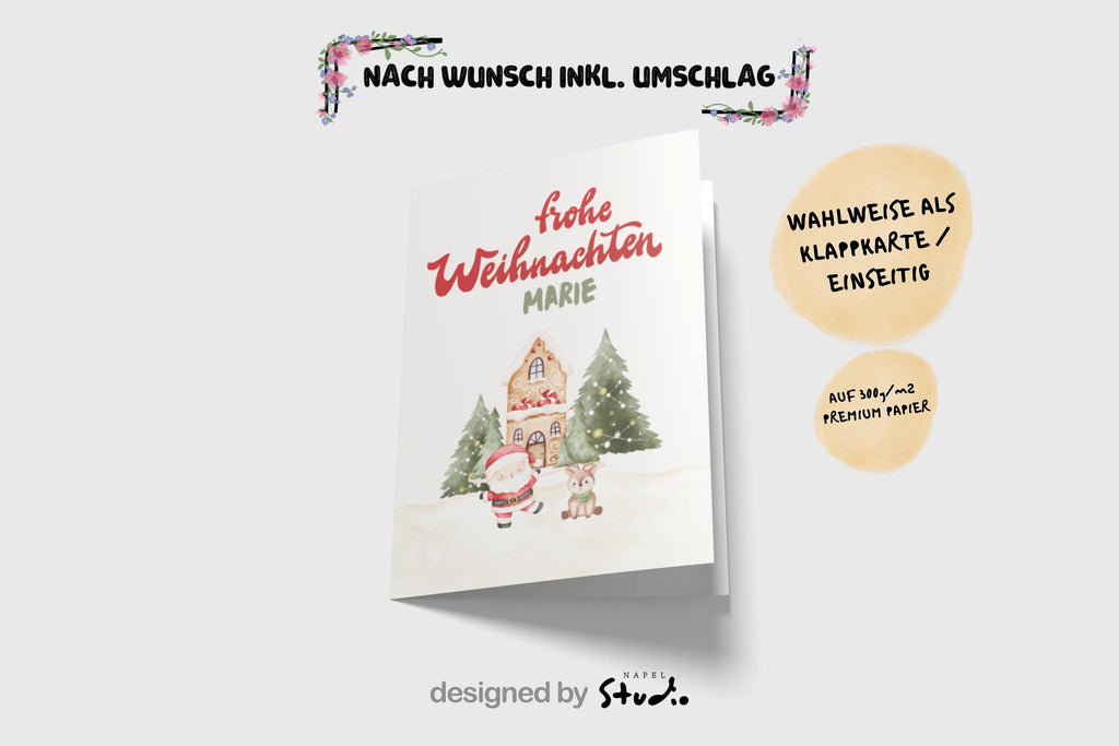 A6 Weihnachtskarte mit hellbeigem Hintergrund und roter Schrift „Frohe Weihnachten“. Darunter der personalisierte Name „Marie“. Unten steht ein gezeichneter Weihnachtsmann neben einem kleinen Reh vor einem Lebkuchenhaus und zwei geschmückten Tannenbäumen. Süße, warme Illustration für Kinder, Familie und personalisierte Weihnachtsgrüße.