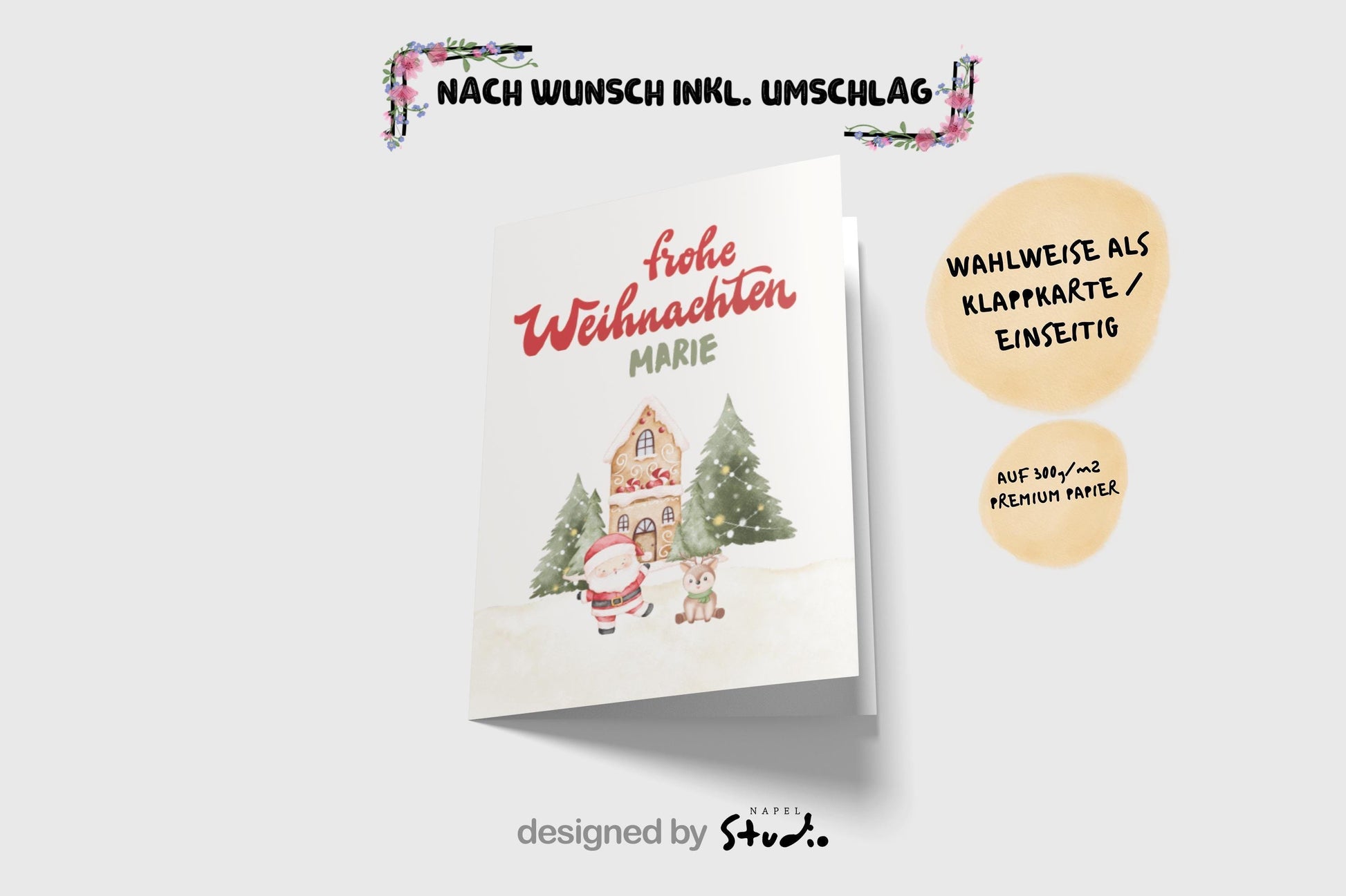 A6 Weihnachtskarte mit hellbeigem Hintergrund und roter Schrift „Frohe Weihnachten“. Darunter der personalisierte Name „Marie“. Unten steht ein gezeichneter Weihnachtsmann neben einem kleinen Reh vor einem Lebkuchenhaus und zwei geschmückten Tannenbäumen. Süße, warme Illustration für Kinder, Familie und personalisierte Weihnachtsgrüße.