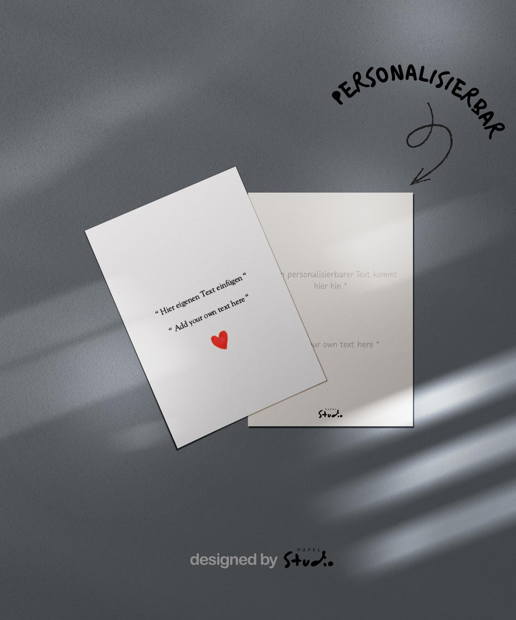 Schlichte, minimalistische Grußkarte mit weißem Hintergrund und zentriertem Text. In der Mitte steht der Hinweis „Hier eigenen Text einfügen“ sowie darunter „Add your own text here“, was die Personalisierung der Karte hervorhebt. Unter dem Text befindet sich ein kleines rotes Herz als liebevolles Detail. Das Design wirkt modern, zeitlos und emotional und eignet sich ideal als personalisierbare Grußkarte für Geburtstage, Hochzeiten, Jahrestage, Valentinstag oder besondere persönliche Anlässe.