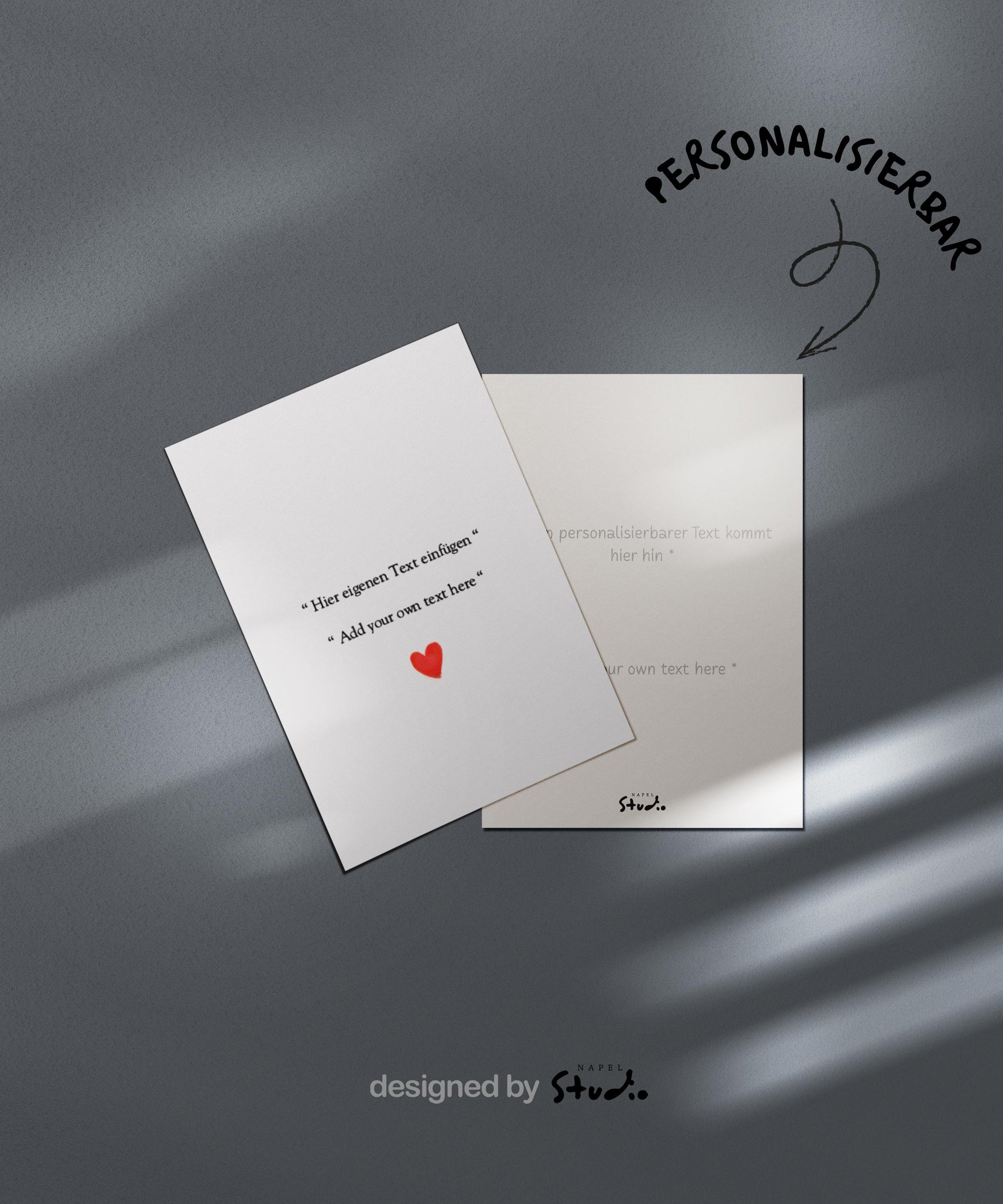 Schlichte, minimalistische Grußkarte mit weißem Hintergrund und zentriertem Text. In der Mitte steht der Hinweis „Hier eigenen Text einfügen“ sowie darunter „Add your own text here“, was die Personalisierung der Karte hervorhebt. Unter dem Text befindet sich ein kleines rotes Herz als liebevolles Detail. Das Design wirkt modern, zeitlos und emotional und eignet sich ideal als personalisierbare Grußkarte für Geburtstage, Hochzeiten, Jahrestage, Valentinstag oder besondere persönliche Anlässe.