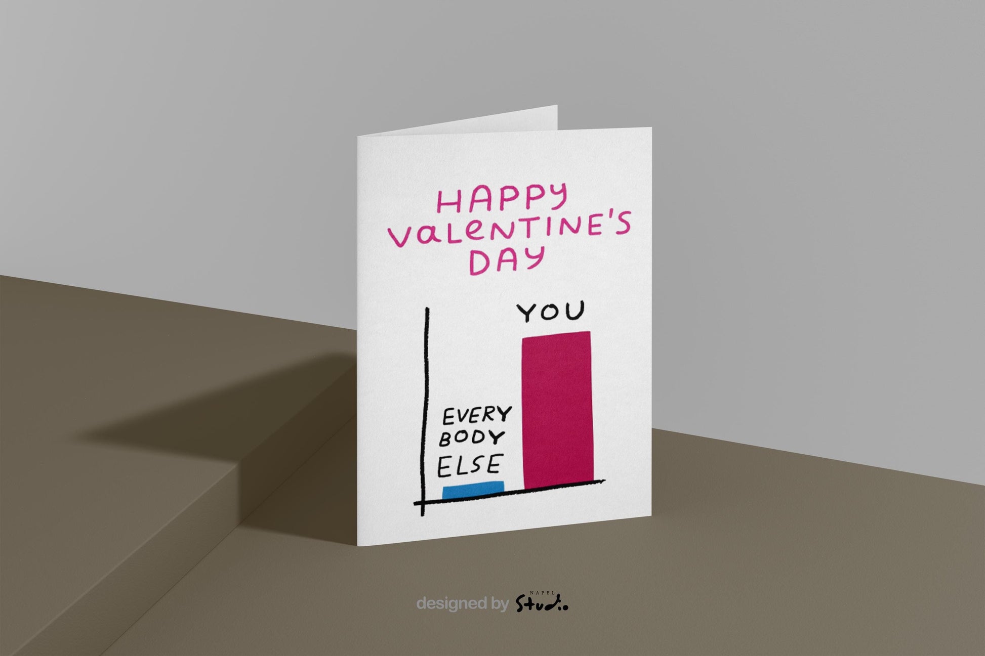 Minimalistische, humorvolle Valentinstagskarte mit Balkendiagramm-Illustration. Ein großer Balken steht für „You“, ein kleiner für „Everybody Else“. Darüber der Schriftzug „Happy Valentine’s Day“. Perfekt für Paare mit Humor, moderne Beziehungen und alle, die einen witzigen Valentinsgruß suchen.