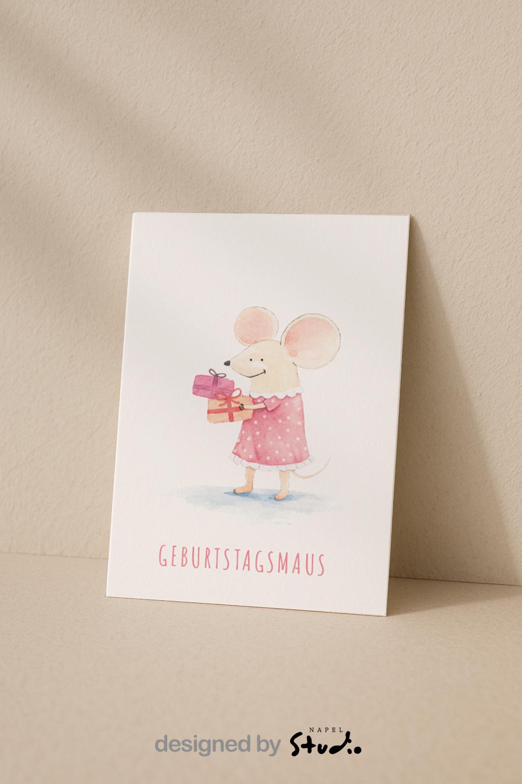 Zarte Aquarell-Illustration einer süßen Maus im rosafarbenen Kleid, die ein Geschenk in den Händen hält. Die Karte trägt den Schriftzug „Geburtstagsmaus“ und wirkt verspielt, freundlich und liebevoll. Perfekt als Geburtstagskarte für Kinder, Babys, Mädchen oder alle, die niedliche Tiermotive und sanfte Farben mögen.