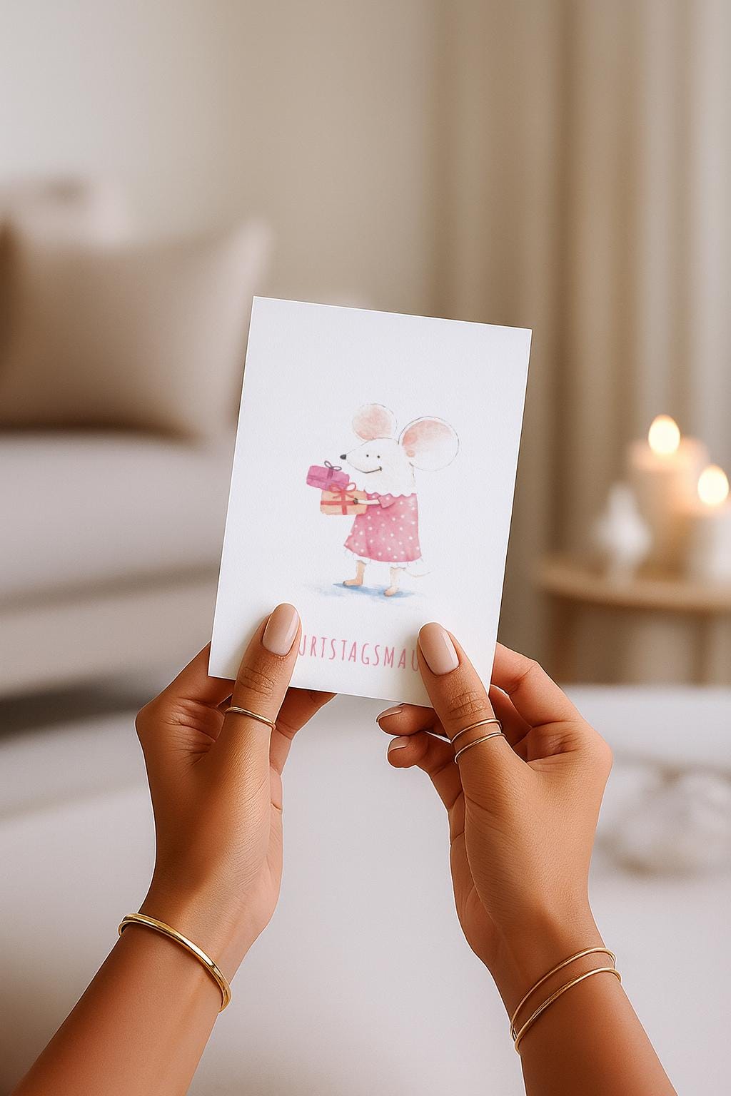 Zarte Aquarell-Illustration einer süßen Maus im rosafarbenen Kleid, die ein Geschenk in den Händen hält. Die Karte trägt den Schriftzug „Geburtstagsmaus“ und wirkt verspielt, freundlich und liebevoll. Perfekt als Geburtstagskarte für Kinder, Babys, Mädchen oder alle, die niedliche Tiermotive und sanfte Farben mögen.