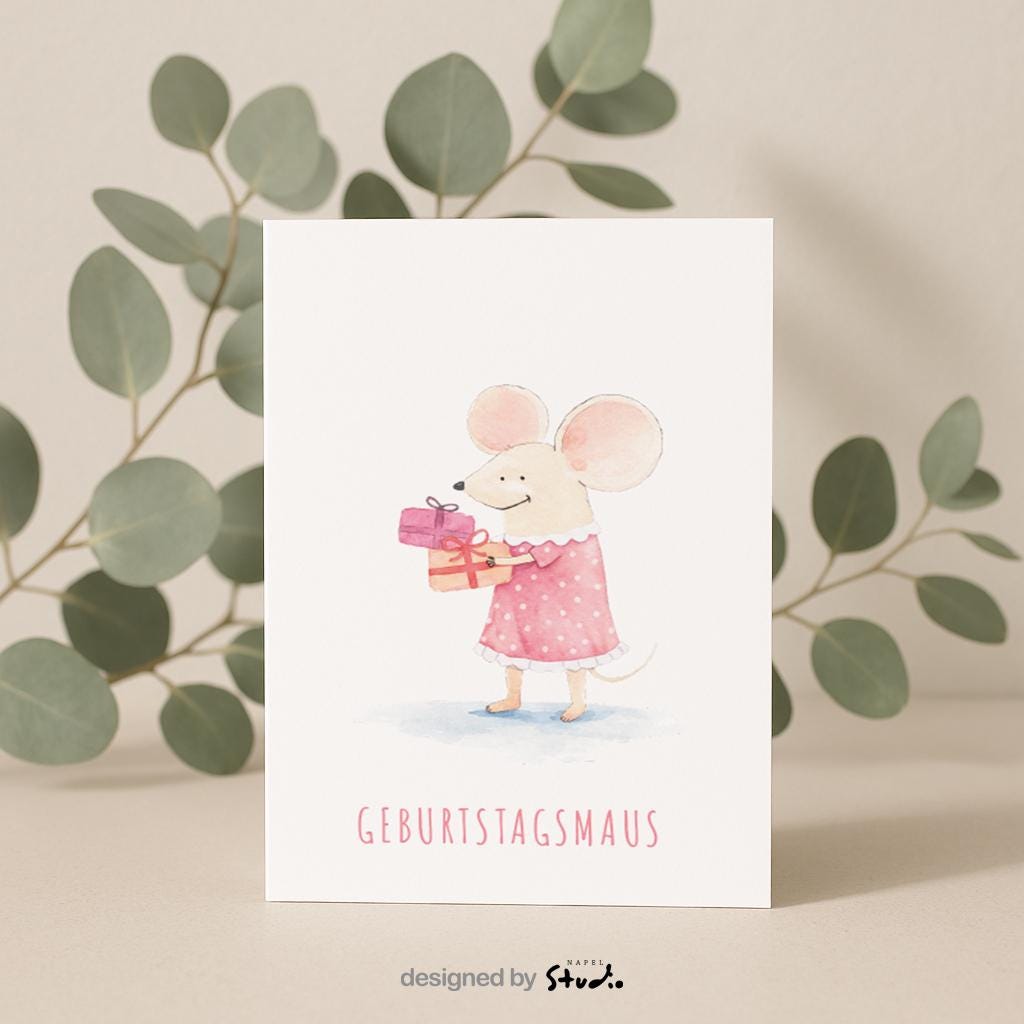 Zarte Aquarell-Illustration einer süßen Maus im rosafarbenen Kleid, die ein Geschenk in den Händen hält. Die Karte trägt den Schriftzug „Geburtstagsmaus“ und wirkt verspielt, freundlich und liebevoll. Perfekt als Geburtstagskarte für Kinder, Babys, Mädchen oder alle, die niedliche Tiermotive und sanfte Farben mögen.