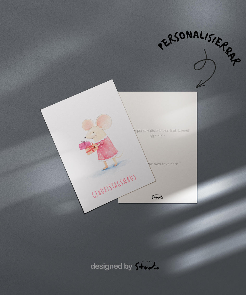 Zarte Aquarell-Illustration einer süßen Maus im rosafarbenen Kleid, die ein Geschenk in den Händen hält. Die Karte trägt den Schriftzug „Geburtstagsmaus“ und wirkt verspielt, freundlich und liebevoll. Perfekt als Geburtstagskarte für Kinder, Babys, Mädchen oder alle, die niedliche Tiermotive und sanfte Farben mögen.