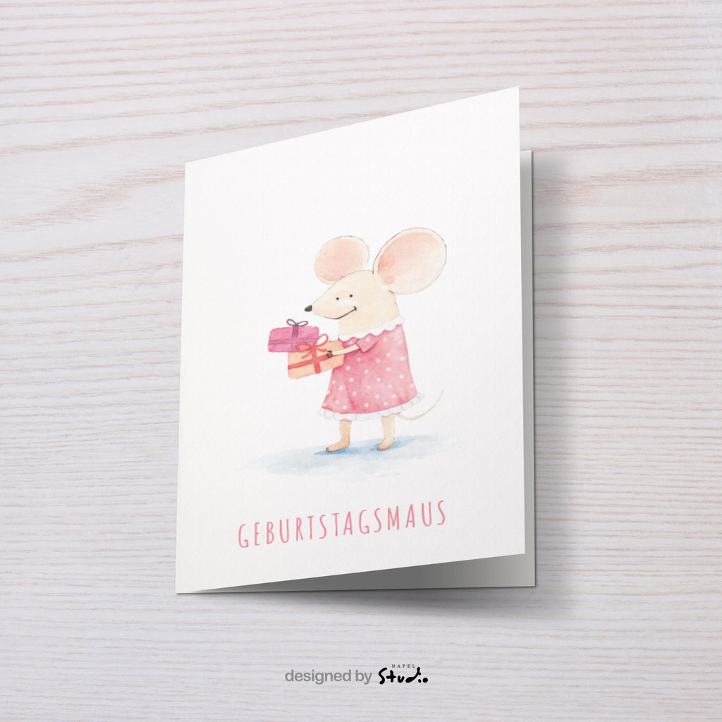 Zarte Aquarell-Illustration einer süßen Maus im rosafarbenen Kleid, die ein Geschenk in den Händen hält. Die Karte trägt den Schriftzug „Geburtstagsmaus“ und wirkt verspielt, freundlich und liebevoll. Perfekt als Geburtstagskarte für Kinder, Babys, Mädchen oder alle, die niedliche Tiermotive und sanfte Farben mögen.
