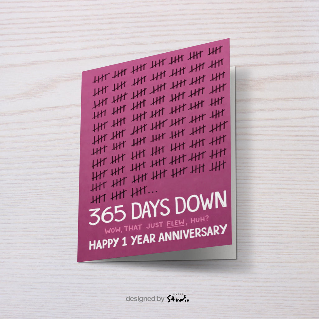 Grafische Jubiläumskarte mit zahlreichen Strichmarkierungen, die vergangene Tage symbolisieren. Der Text „365 Days Down – Wow, that just flew, huh? Happy 1 Year Anniversary“ macht die Karte humorvoll und modern. Ideal als Jahrestagskarte für Paare, Ehepartner oder besondere Meilensteine, die mit Witz, Liebe und einem Augenzwinkern gefeiert werden sollen.