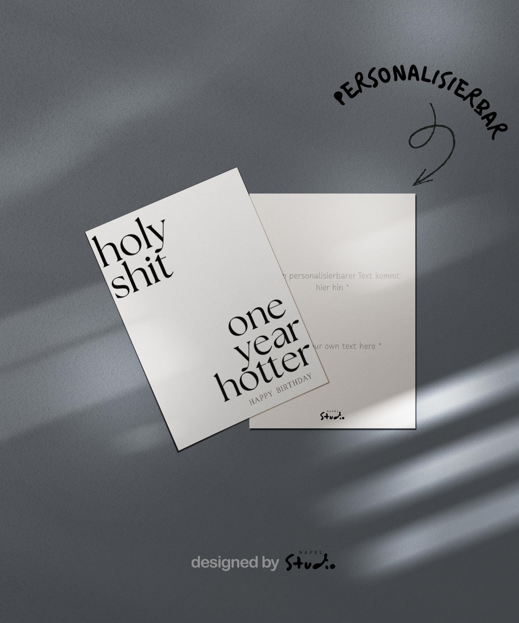 Minimalistische typografische Geburtstagskarte mit viel Weißraum und dem Text „holy shit one year hotter – happy birthday“. Die klare Schrift und das selbstbewusste Statement machen die Karte frech, modern und humorvoll. Perfekt für Erwachsene, Partner oder Freunde, die Ironie, Stil und eine selbstbewusste Geburtstagsbotschaft lieben.