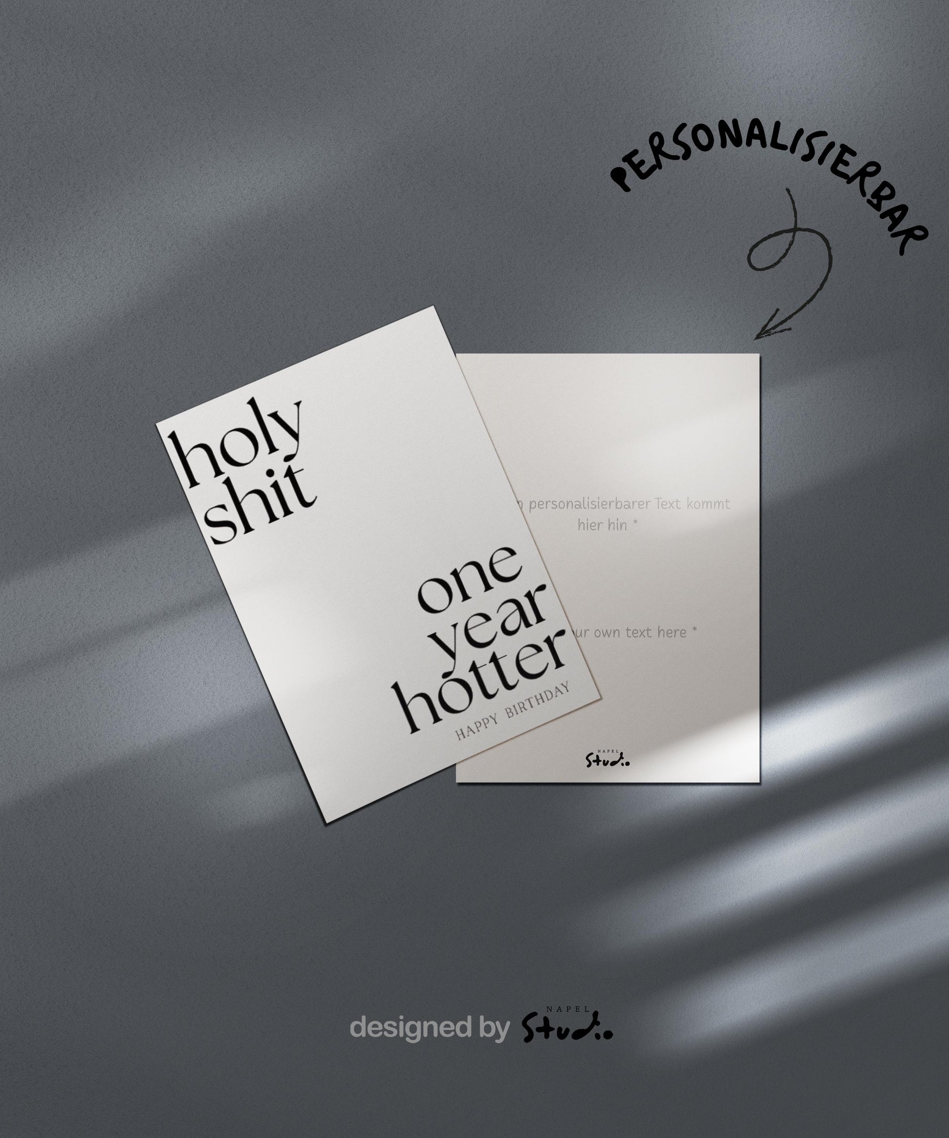 Minimalistische typografische Geburtstagskarte mit viel Weißraum und dem Text „holy shit one year hotter – happy birthday“. Die klare Schrift und das selbstbewusste Statement machen die Karte frech, modern und humorvoll. Perfekt für Erwachsene, Partner oder Freunde, die Ironie, Stil und eine selbstbewusste Geburtstagsbotschaft lieben.