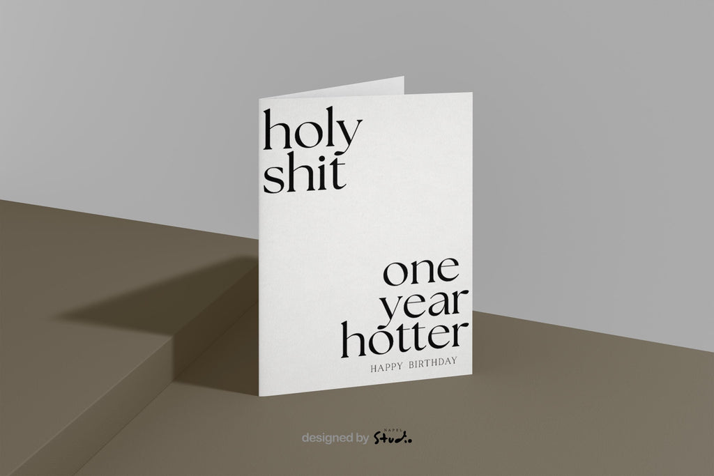 Minimalistische typografische Geburtstagskarte mit viel Weißraum und dem Text „holy shit one year hotter – happy birthday“. Die klare Schrift und das selbstbewusste Statement machen die Karte frech, modern und humorvoll. Perfekt für Erwachsene, Partner oder Freunde, die Ironie, Stil und eine selbstbewusste Geburtstagsbotschaft lieben.