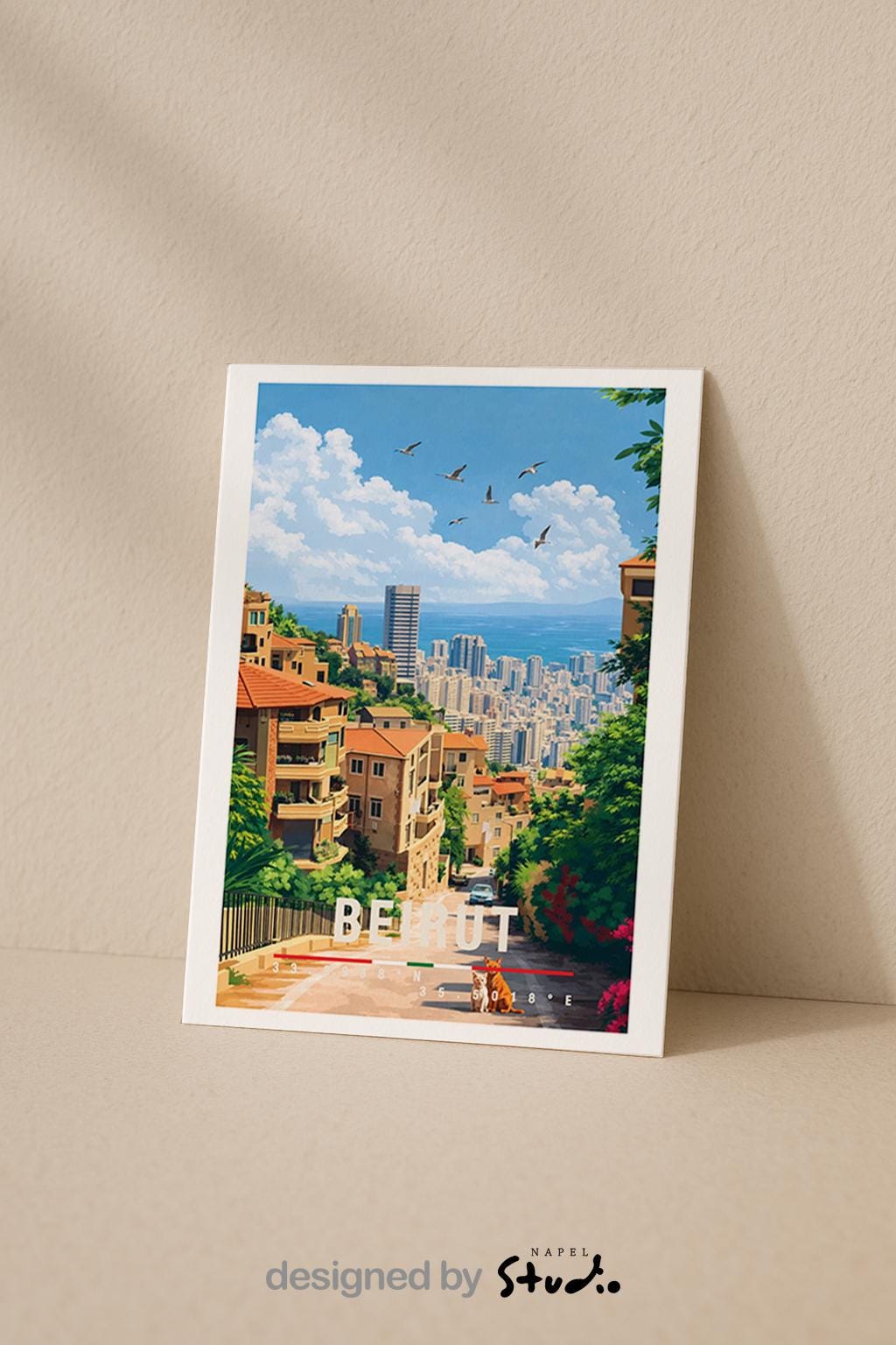 Illustrierte Grußkarte mit Beirut-Motiv im Libanon. Eine ruhige Stadtstraße führt zwischen mediterranen Wohnhäusern mit Balkonen, Pflanzen und warmen Fassaden hindurch. Im Hintergrund öffnet sich der Blick auf moderne Gebäude und die hügelige Landschaft. Die Illustration verbindet urbanes Leben mit Natur und vermittelt ein Gefühl von Alltag, Kultur und Heimat. Ideal als Reise-Grußkarte, Erinnerung oder persönlicher Gruß für Beirut- und Libanon-Liebhaber.