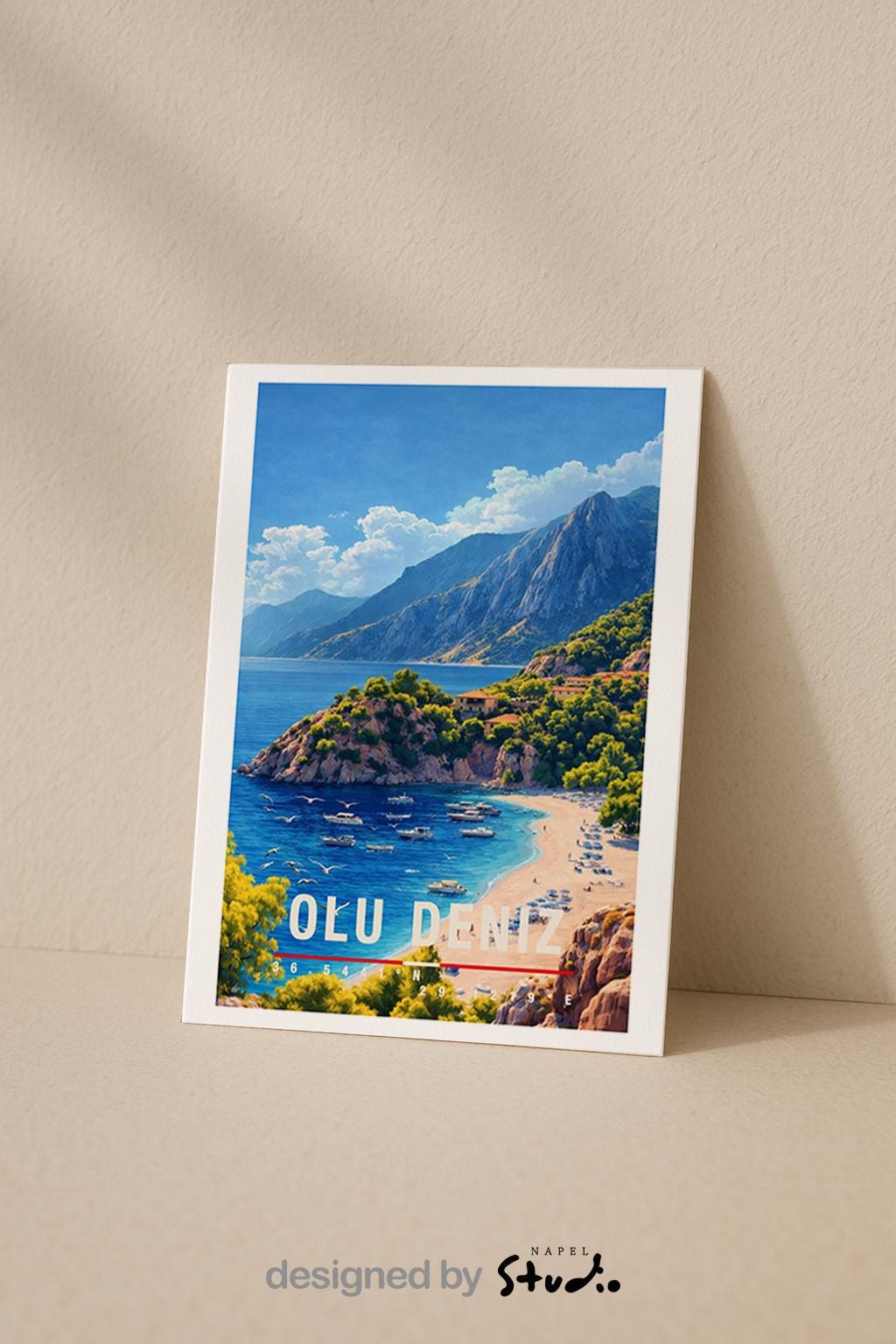 Illustrative Grußkarte mit Ölüdeniz-Motiv in der Türkei. Kristallklares türkisfarbenes Meer, heller Sandstrand, Boote im Wasser und grüne Berge im Hintergrund vermitteln pures Urlaubs- und Sommerfeeling. Ideal als Reise-Grußkarte, Sommergruß oder Geschenk für Strand- und Türkei-Liebhaber.