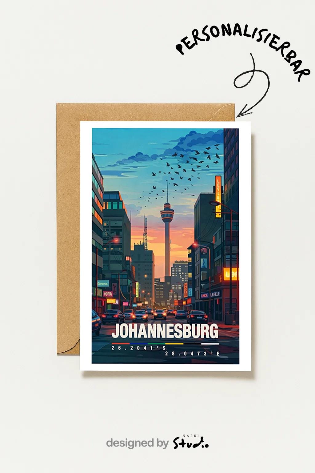 Detaillierte Illustration von Johannesburg mit moderner Skyline bei Sonnenuntergang. Eine breite Straße führt durch die Stadt, flankiert von hohen Gebäuden, Neonlichtern und urbanem Alltag. Im Hintergrund ragt ein markanter Turm über die Dächer. Warme Abendfarben, Stadtverkehr und Architektur vermitteln das pulsierende Großstadtgefühl Südafrikas und machen die Szene lebendig, modern und reisefreudig.