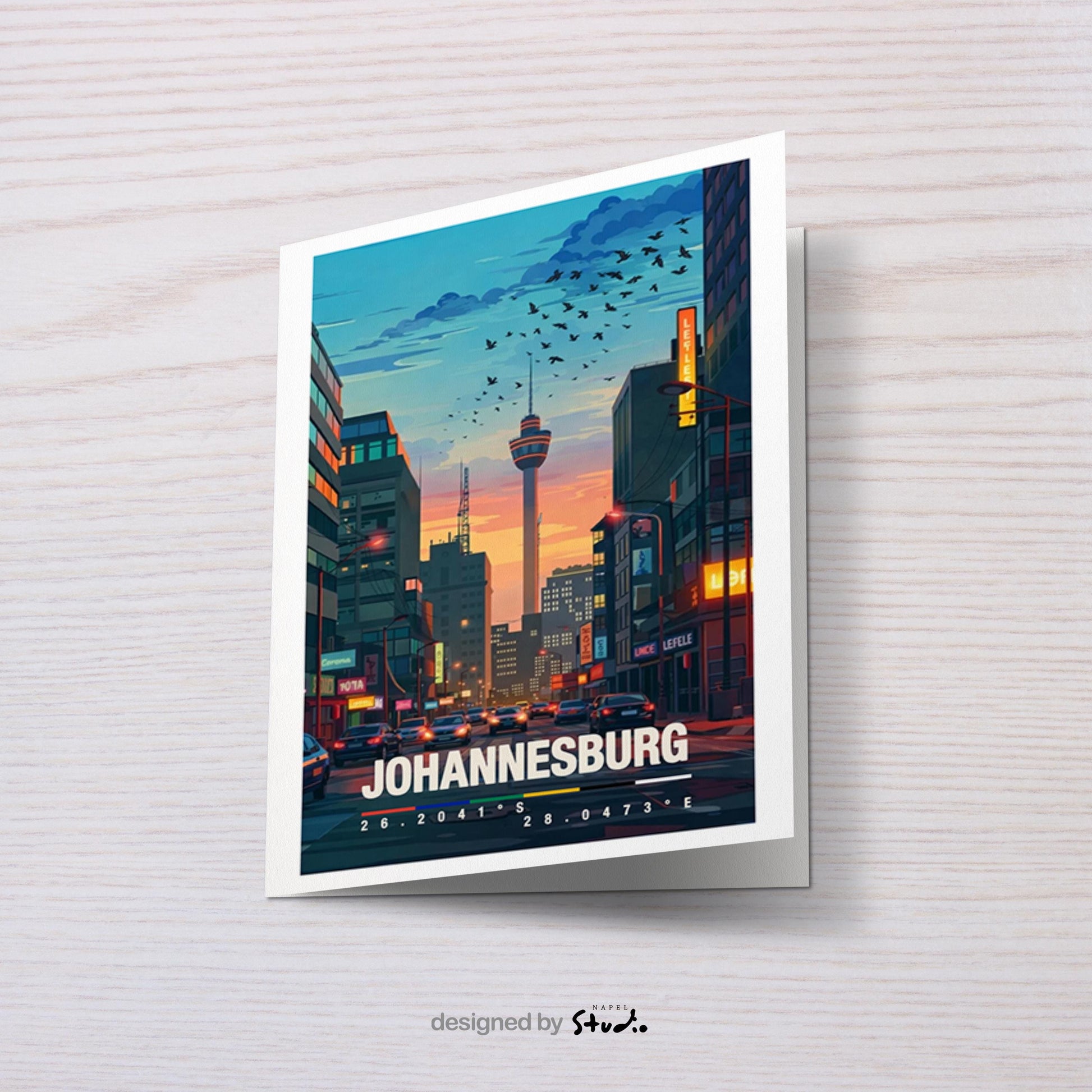 Detaillierte Illustration von Johannesburg mit moderner Skyline bei Sonnenuntergang. Eine breite Straße führt durch die Stadt, flankiert von hohen Gebäuden, Neonlichtern und urbanem Alltag. Im Hintergrund ragt ein markanter Turm über die Dächer. Warme Abendfarben, Stadtverkehr und Architektur vermitteln das pulsierende Großstadtgefühl Südafrikas und machen die Szene lebendig, modern und reisefreudig.