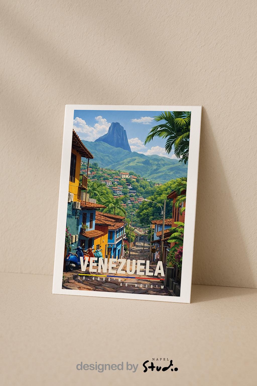 Farbenfrohe Illustration einer venezolanischen Stadt mit hügeliger Landschaft, tropischer Vegetation und dicht aneinandergereihten Häusern. Schmale Straßen führen durch die lebendige Umgebung, während grüne Berge im Hintergrund für Tiefe sorgen. Die warme Farbpalette vermittelt südamerikanisches Lebensgefühl, Naturverbundenheit und eine authentische urbane Reiseszene.