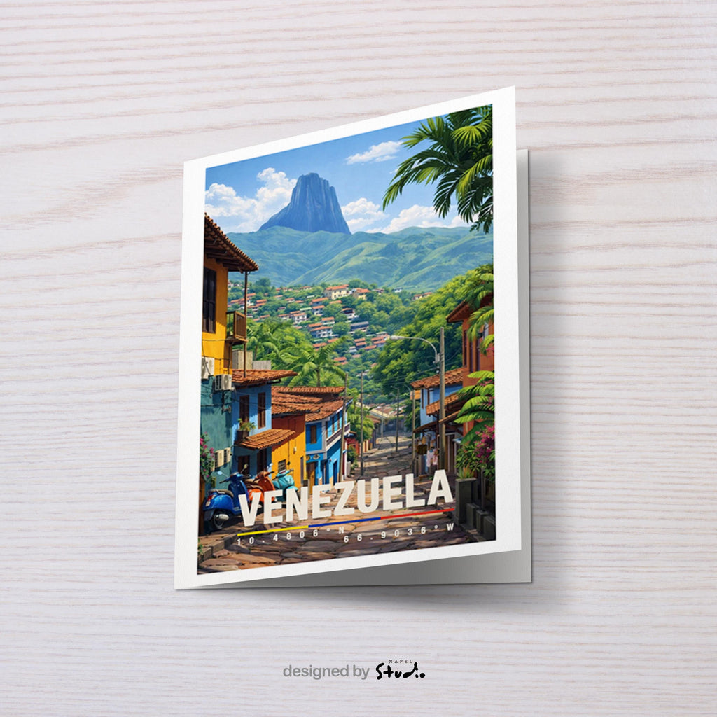 Farbenfrohe Illustration einer venezolanischen Stadt mit hügeliger Landschaft, tropischer Vegetation und dicht aneinandergereihten Häusern. Schmale Straßen führen durch die lebendige Umgebung, während grüne Berge im Hintergrund für Tiefe sorgen. Die warme Farbpalette vermittelt südamerikanisches Lebensgefühl, Naturverbundenheit und eine authentische urbane Reiseszene.