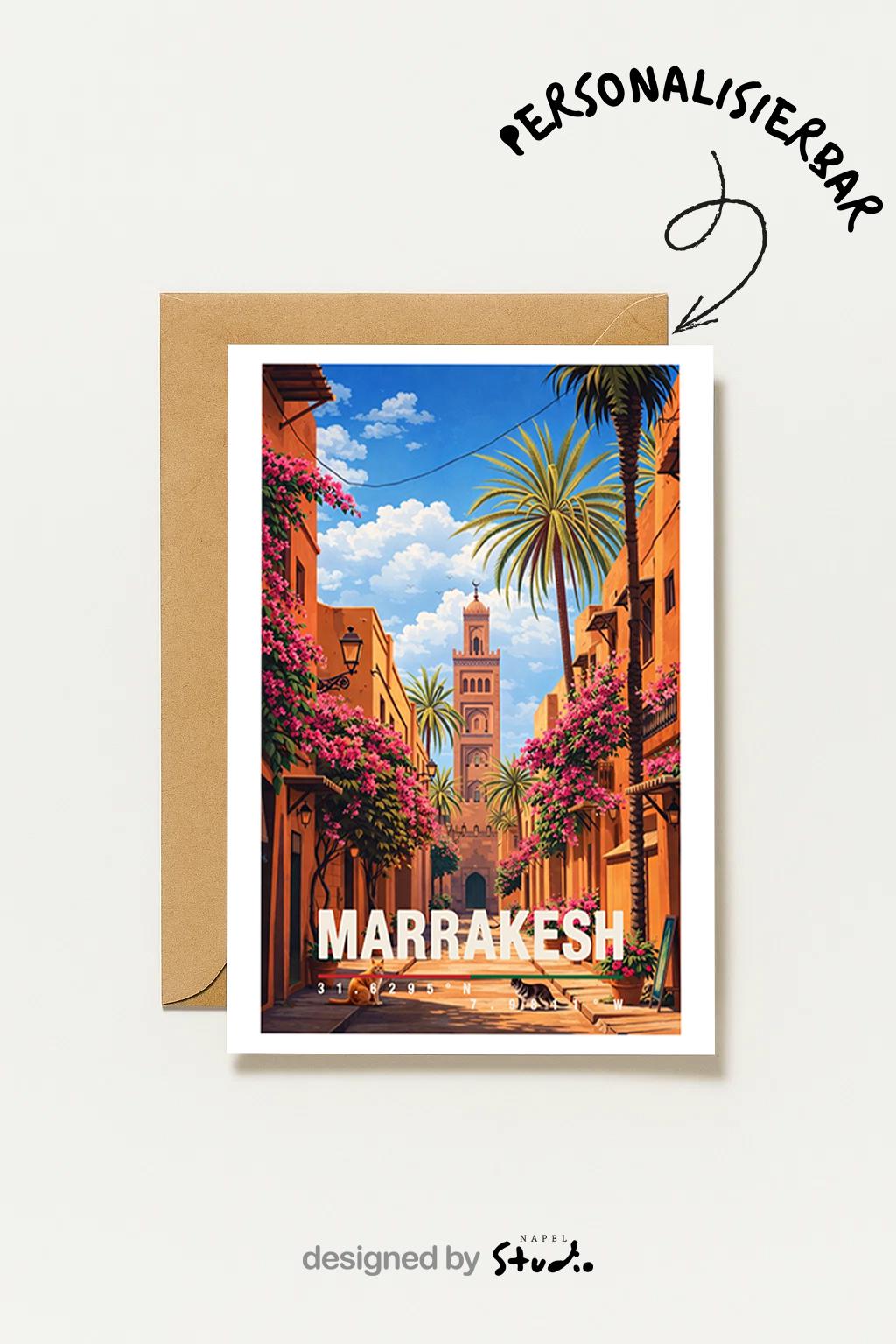 Orientalische Illustration von Marrakesch mit schmaler Altstadtgasse, warmen Erdtönen, Palmen und einem Minarett im Hintergrund. Traditionelle Architektur, üppige Pflanzen und Sonnenlicht erzeugen eine ruhige, exotische Atmosphäre. Die Szene vermittelt nordafrikanisches Flair, kulturelle Tiefe und das besondere Lebensgefühl einer historischen marokkanischen Stadt.